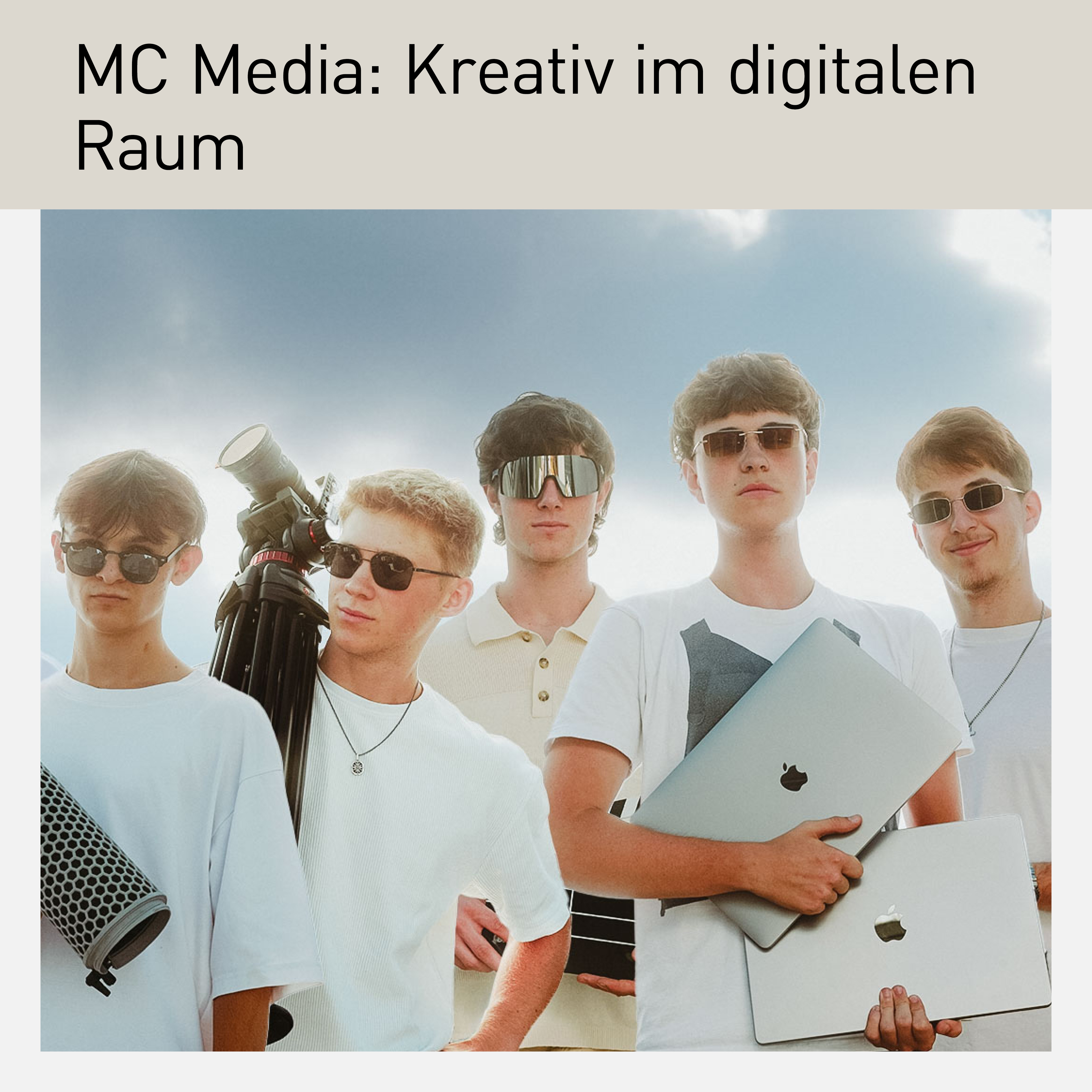 Gruppe junger MC Media Mitarbeitender mit Film- und Technik-Ausrüstung, Sonnenbrillen und Laptops, bereit für digitale Projekte und kreative Social Media Strategien