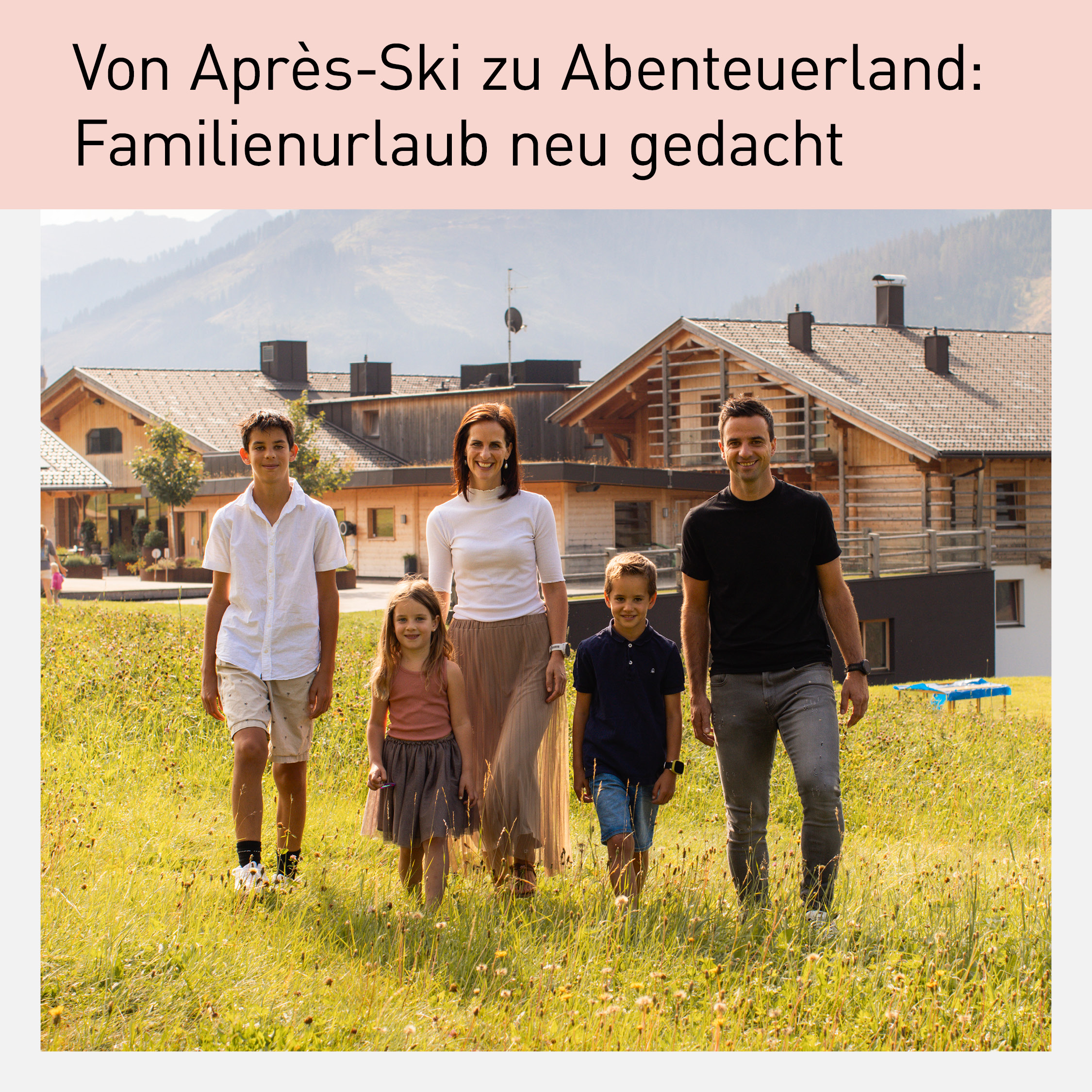 Familie Scherer beim Spaziergang vor dem Almfamilyhotel in Obertilliach. Ein modernes Familienhotel, perfekt integriert in die idyllische Berglandschaft Osttirols.