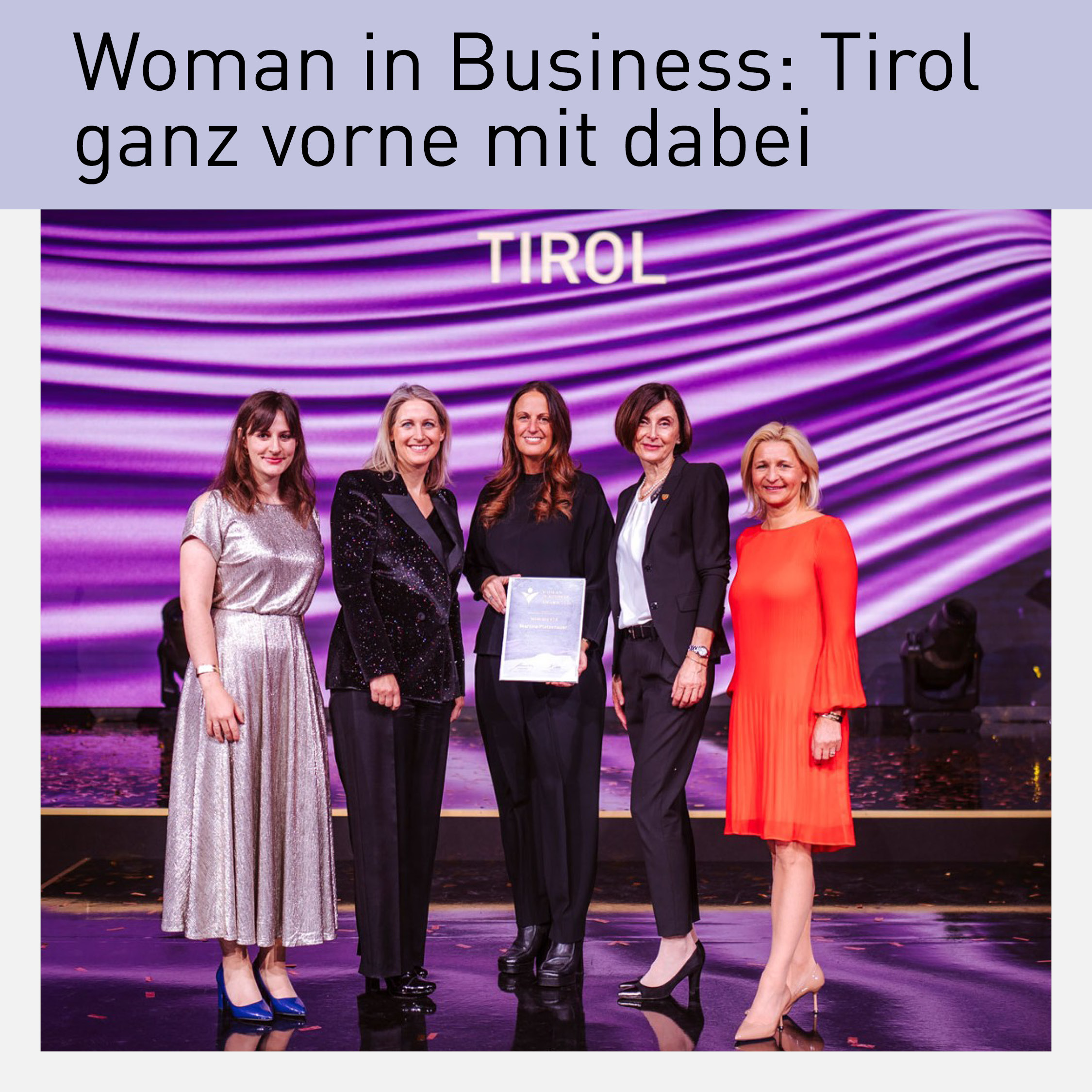 Fünf Frauen auf der Bühne des Woman in Business Awards 2024 in Wien, darunter Christina Brunner und Martina Pletzenauer, die Tiroler Gewinnerinnen, zusammen mit Vertreterinnen der Wirtschaftskammer Tirol. Im Hintergrund eine violette Lichtinstallation mit der Aufschrift 'Tirol