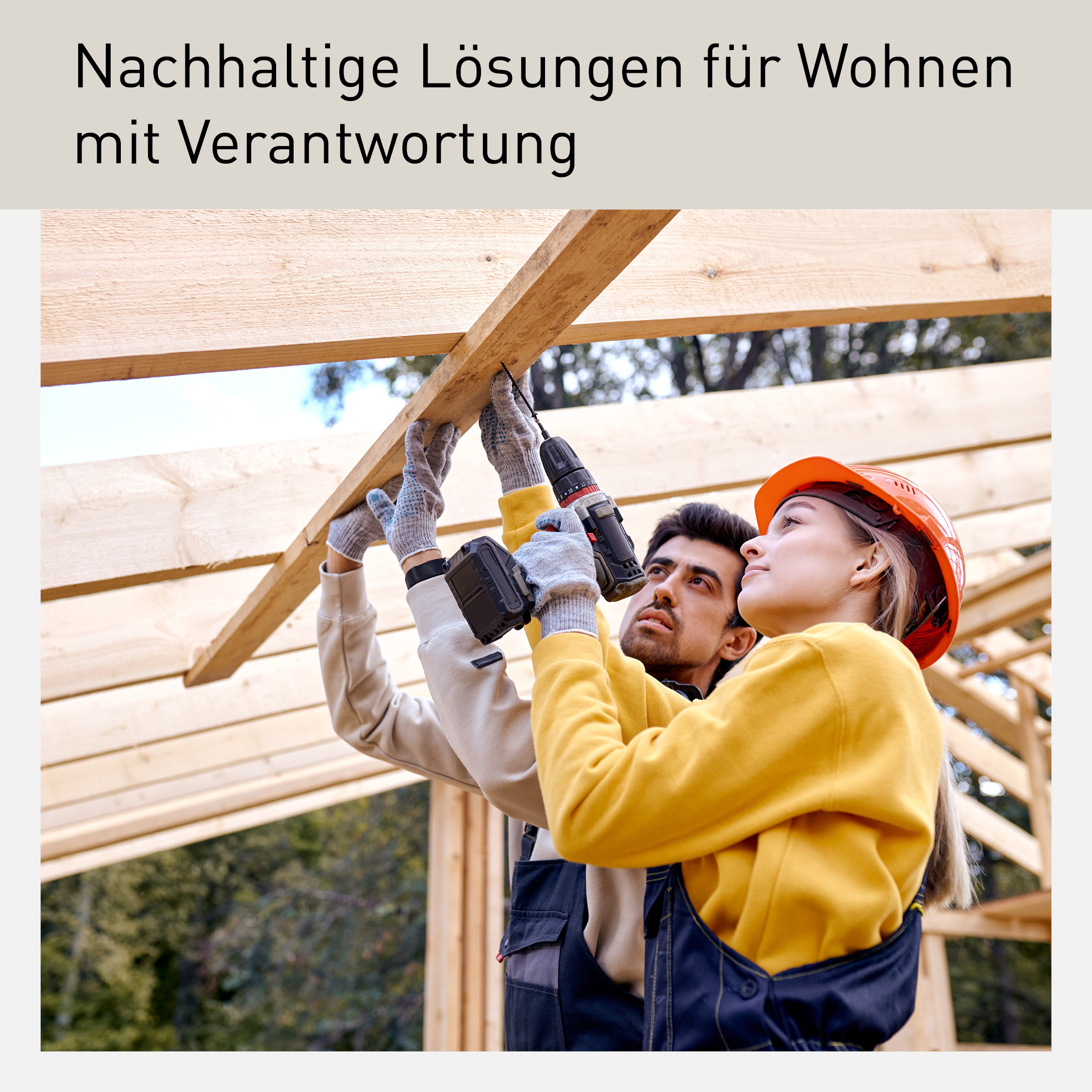 Zwei Bauarbeiter:innen bei der Holzkonstruktion eines nachhaltigen Bauprojekts. Fokus auf Teamarbeit, verantwortungsvolles Bauen und nachhaltige Wohnlösungen.