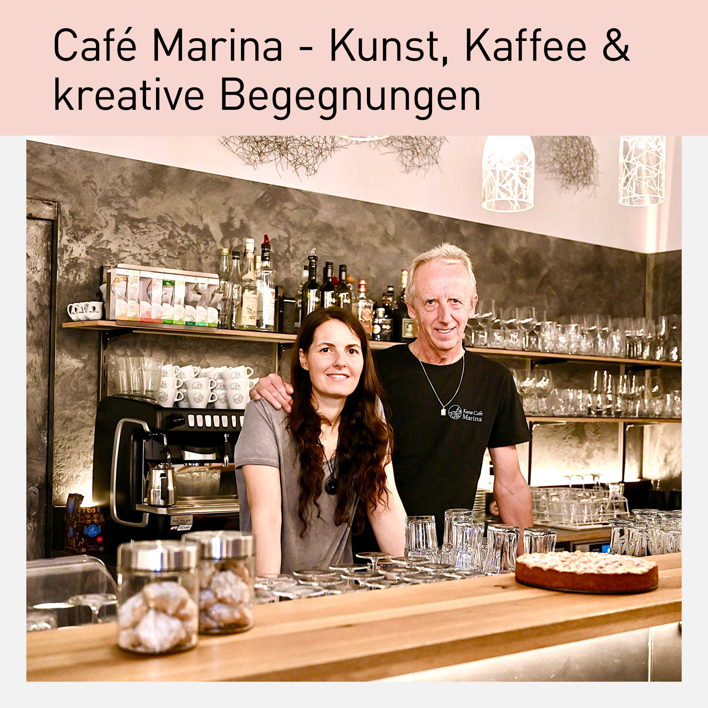 Marina Hanser und Christian Mair stehen hinter der Theke ihres Kunst Cafés in Kramsach, umgeben von Gläsern, selbstgemachtem Kuchen und stilvollem Ambiente.