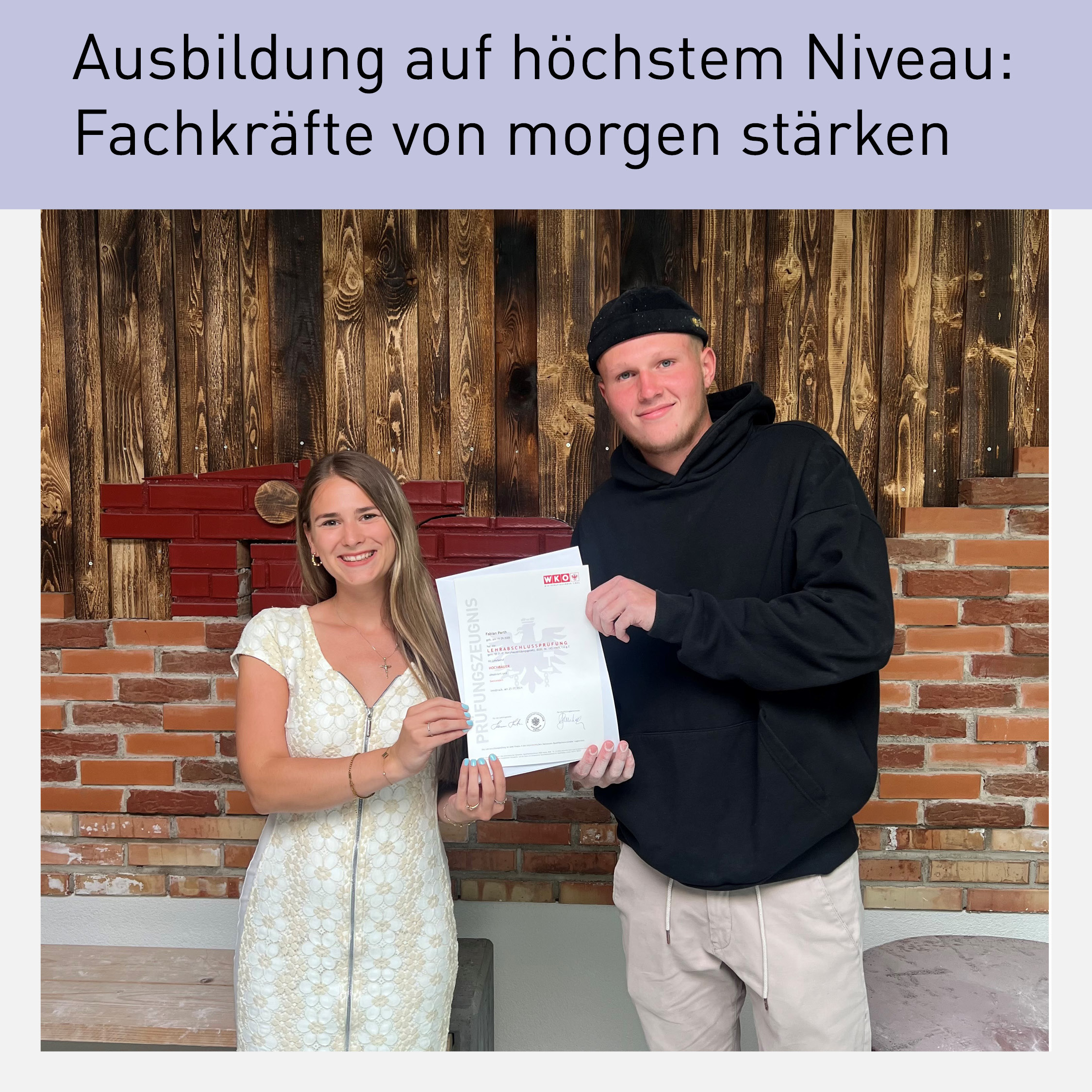 Caroline Boban und Fabian Parth bei der Übergabe des Zertifikats für die erfolgreiche Lehrlingsausbildung im Rahmen des Diplomierten-Lehrlingsausbilder:innen-Programms der Wirtschaftskammer Tirol. Beide stehen vor einer rustikalen Holzwand und strahlen stolz in die Kamera.