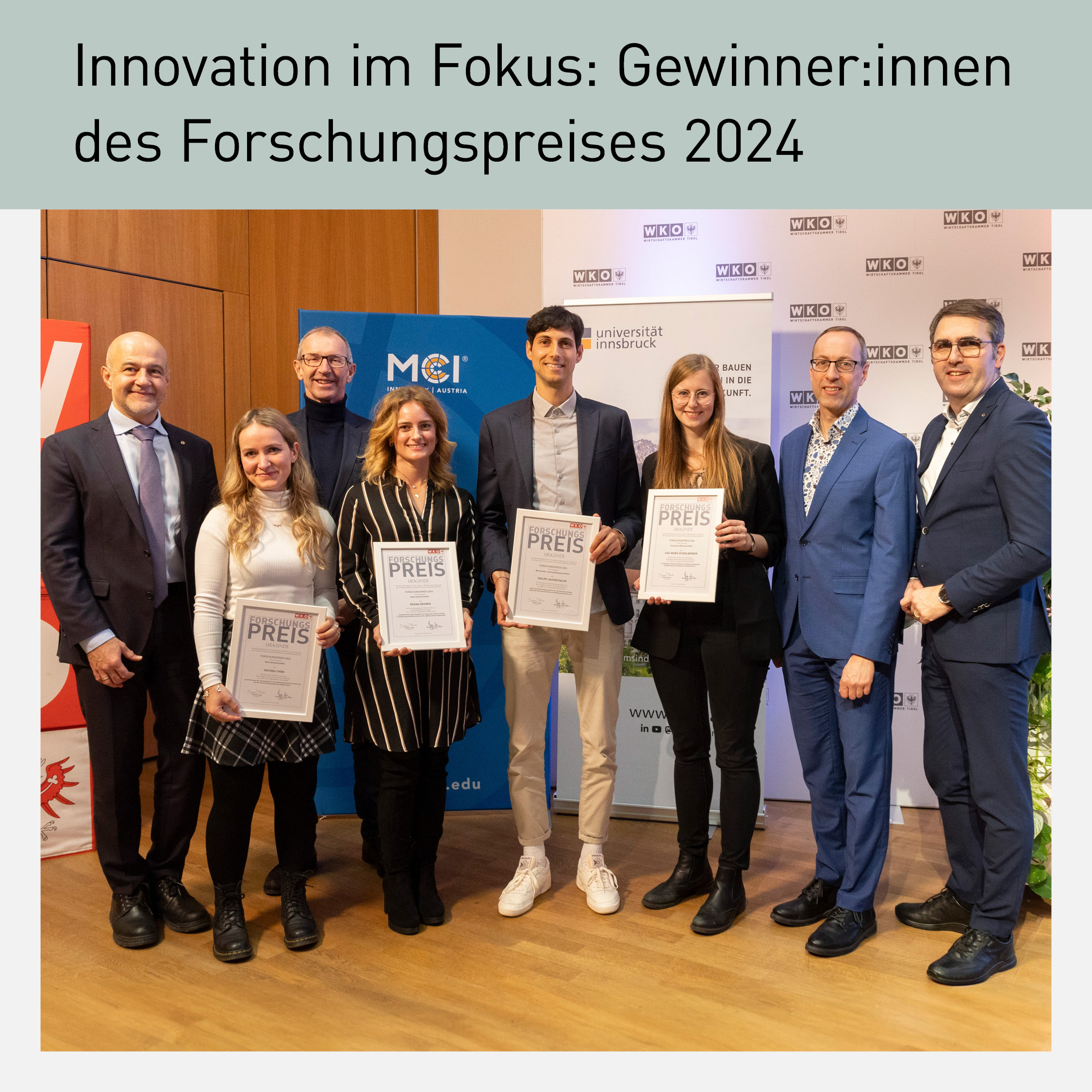 Gruppenfoto der Gewinner:innen des Forschungspreises 2024 der Wirtschaftskammer Tirol. Fünf Preisträger:innen halten ihre Urkunden, flankiert von Vertreter:innen der Wirtschaftskammer Tirol, Universität Innsbruck, Management Center Innsbruck (MCI) und Fachhochschule Kufstein (FH Kufstein). Die Auszeichnung würdigt herausragende Forschungsarbeiten in Natur-, Technik- sowie Wirtschafts- und Sozialwissenschaften. Im Hintergrund Banner der Hochschulen und der Wirtschaftskammer Tirol