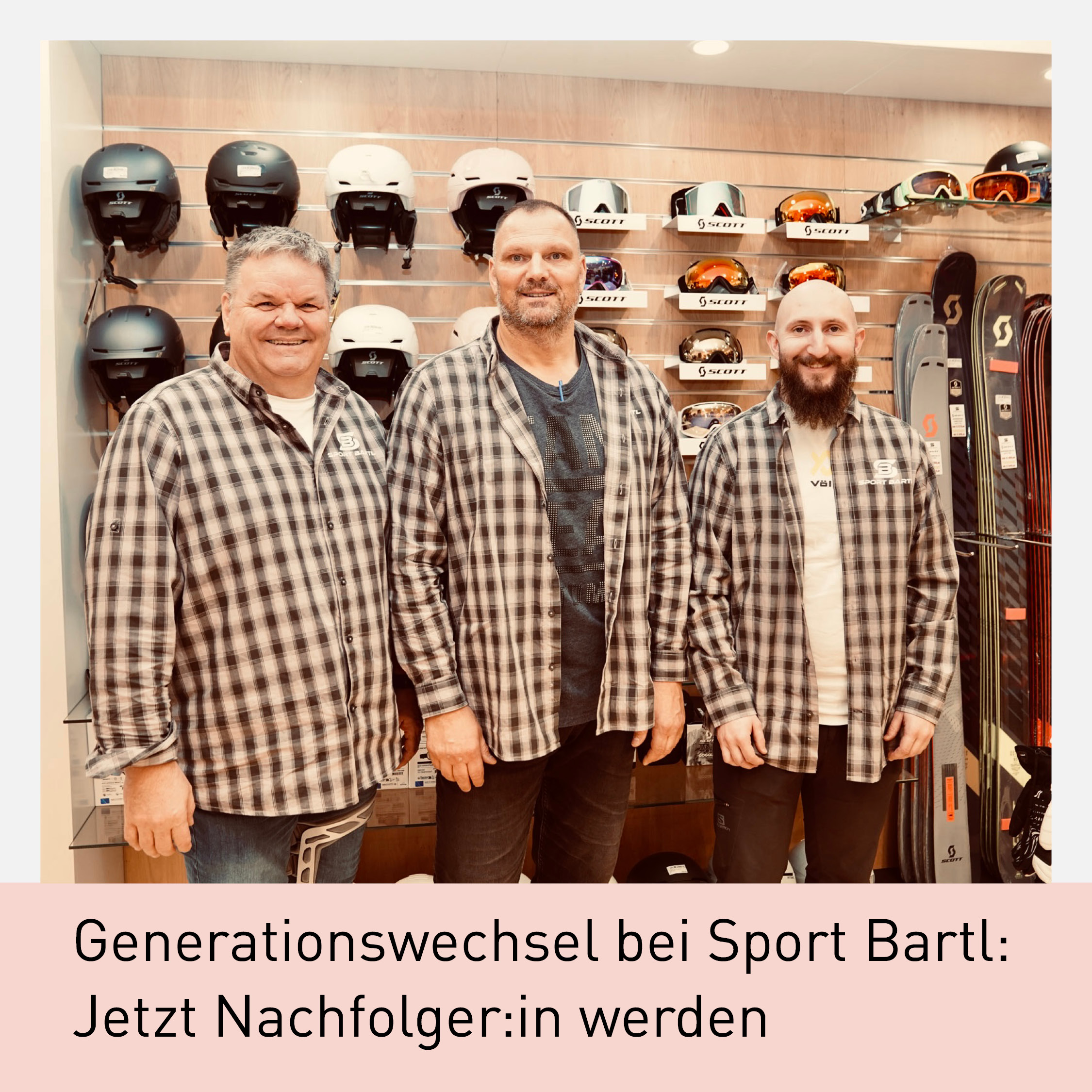 Drei Mitarbeiter von Sport Bartl stehen vor einer Wand mit Skihelmen und Skibrillen, passend gekleidet im karierten Hemd. Der Generationswechsel im Sportgeschäft Sport Bartl in Innsbruck steht bevor. Der Nachfolger oder die Nachfolgerin wird gesucht.