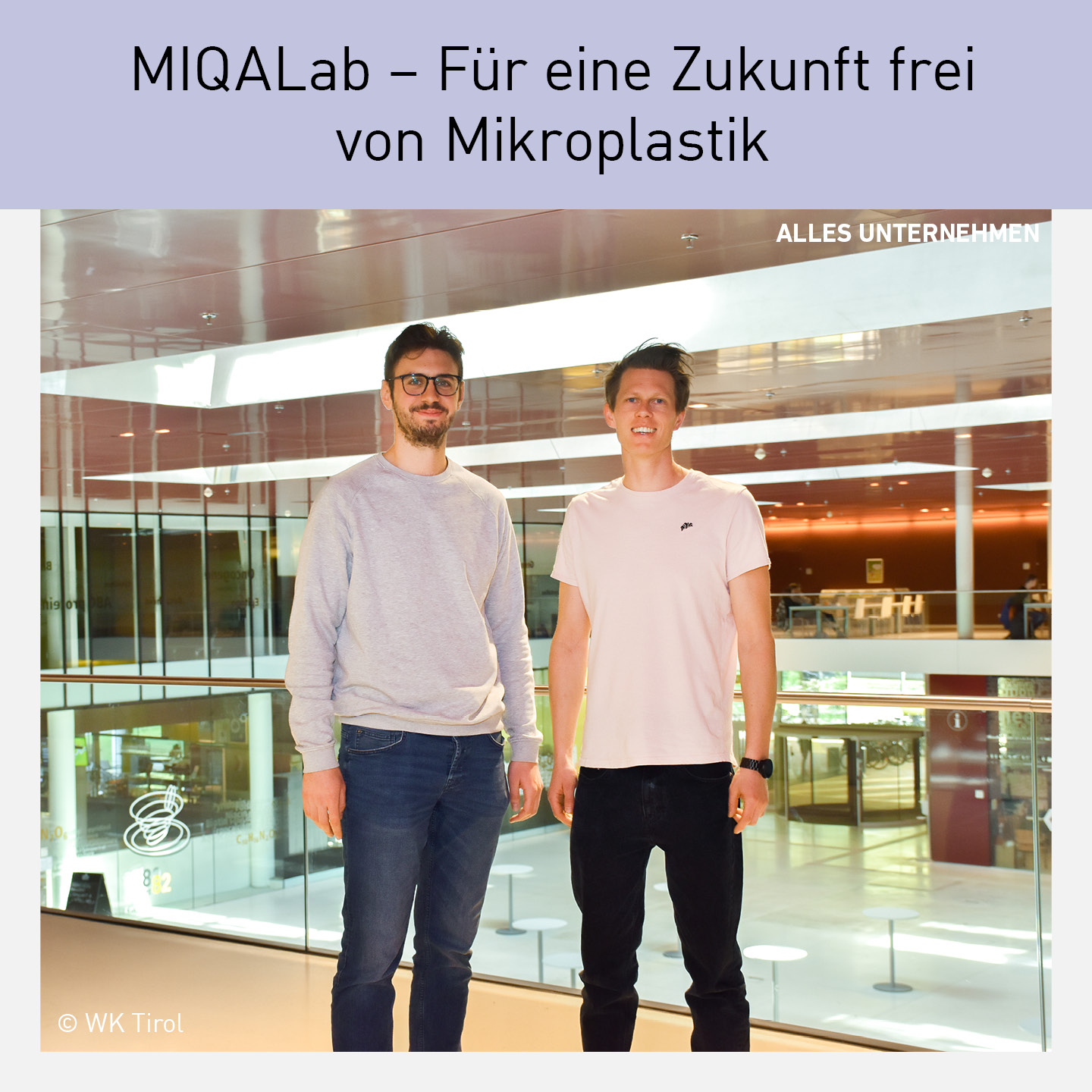 Die Wissenschaftler Jovan Badzoka und Christoph Kappacher stehen im MIQALab des CCB Innsbruck und arbeiten an innovativen Methoden zur Analyse und Reduktion von Mikroplastik. Im Hintergrund ist die moderne Laborumgebung zu sehen.