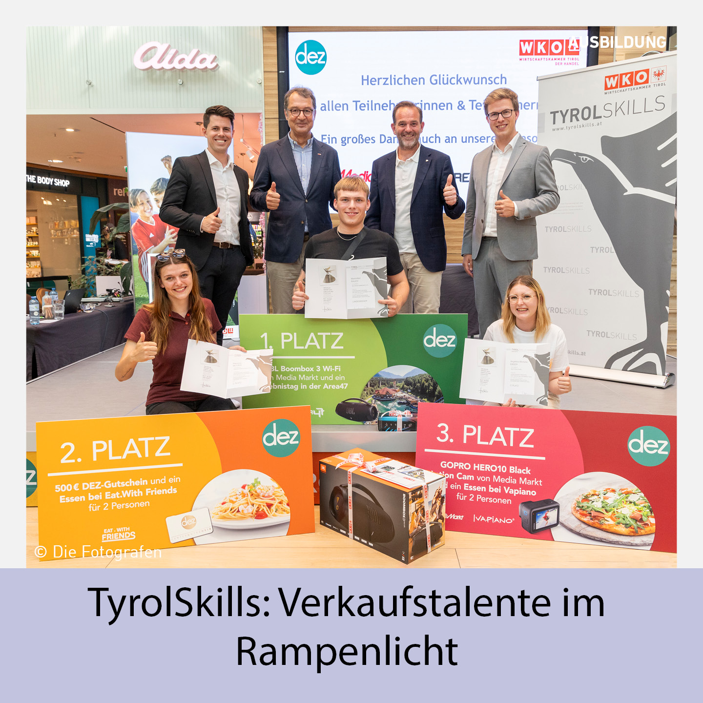 Gewinner des TyrolSkills Lehrlingswettbewerbs im Handelsbereich 2024, Maximilian Rauch (1. Platz), Ramona Netzer (2. Platz) und Angelina Ebser (3. Platz), mit ihren Preisen im DEZ Einkaufszentrum in Innsbruck, begleitet von Vertretern der Wirtschaftskammer Tirol und dem DEZ