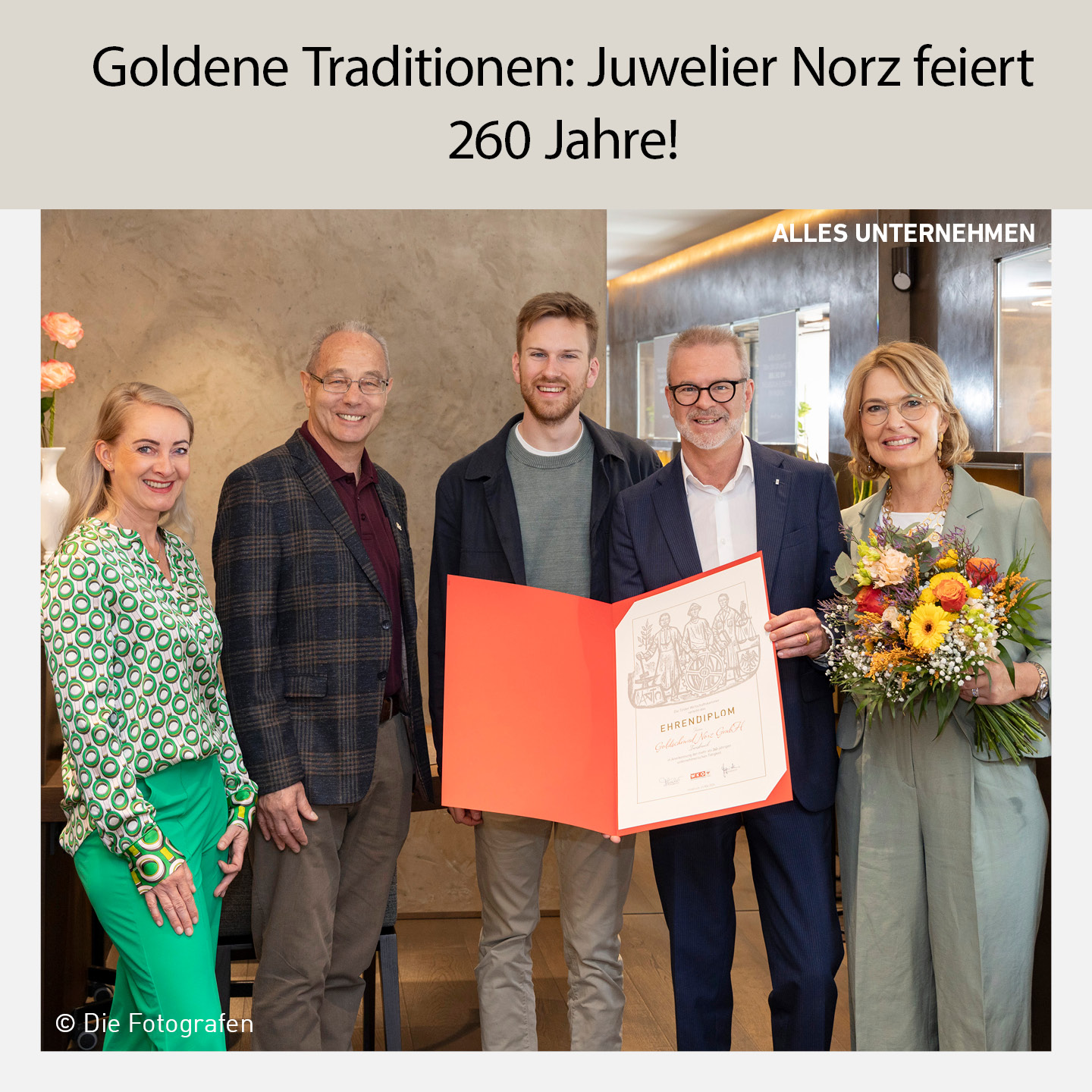 Christoph und Andrea Norz feiern 260-jähriges Jubiläum von Juwelier Norz in Innsbruck, zusammen mit Ehrengästen und einem Ehrenzertifikat, ausgezeichnet für herausragende Handwerkskunst