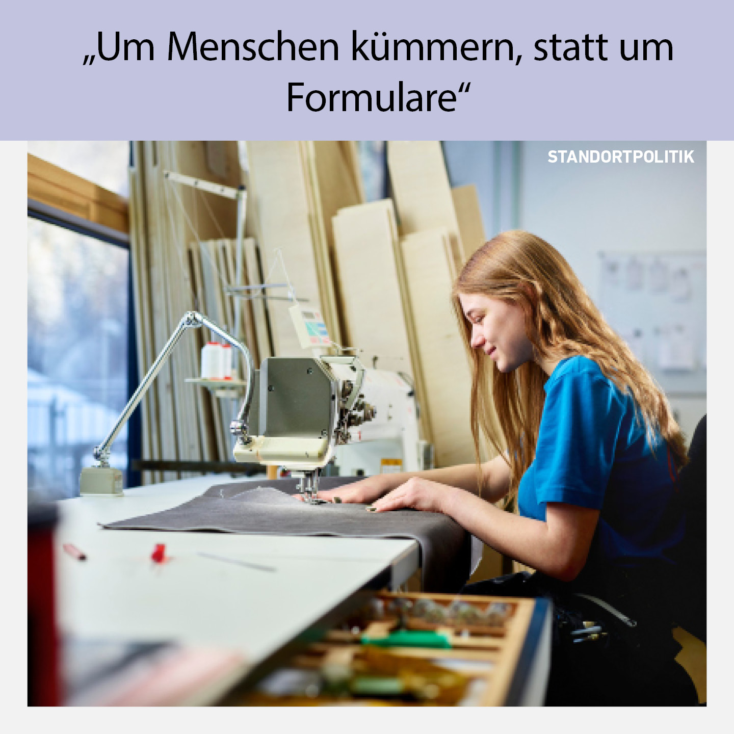 Handwerkerin näht Stoff an Industrienähmaschine in einer Holzwerkstatt, unterstützt von der Wirtschaftskammer Tirol für weniger Bürokratie im Gewerbe und Handwerk