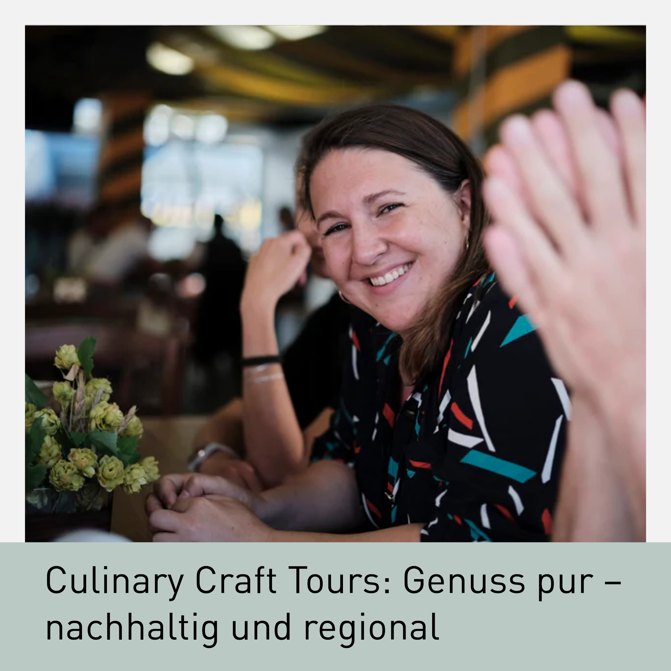 Victoria Strallhofer, Gründerin von Culinary Craft Tours, lächelnd in einer gemütlichen Atmosphäre mit regionalen Hopfen-Details – Genuss pur durch nachhaltige und regionale Kulinarik in Tirol.