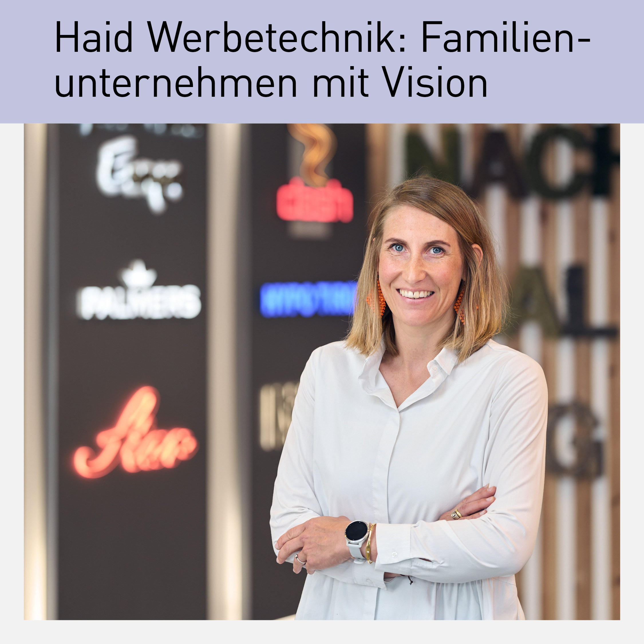 Veronika Kärle-Haid, Geschäftsführerin von Haid Werbetechnik, vor einer beleuchteten Wand mit Firmenlogos – Familienunternehmen in Tirol mit Tradition und Innovation.