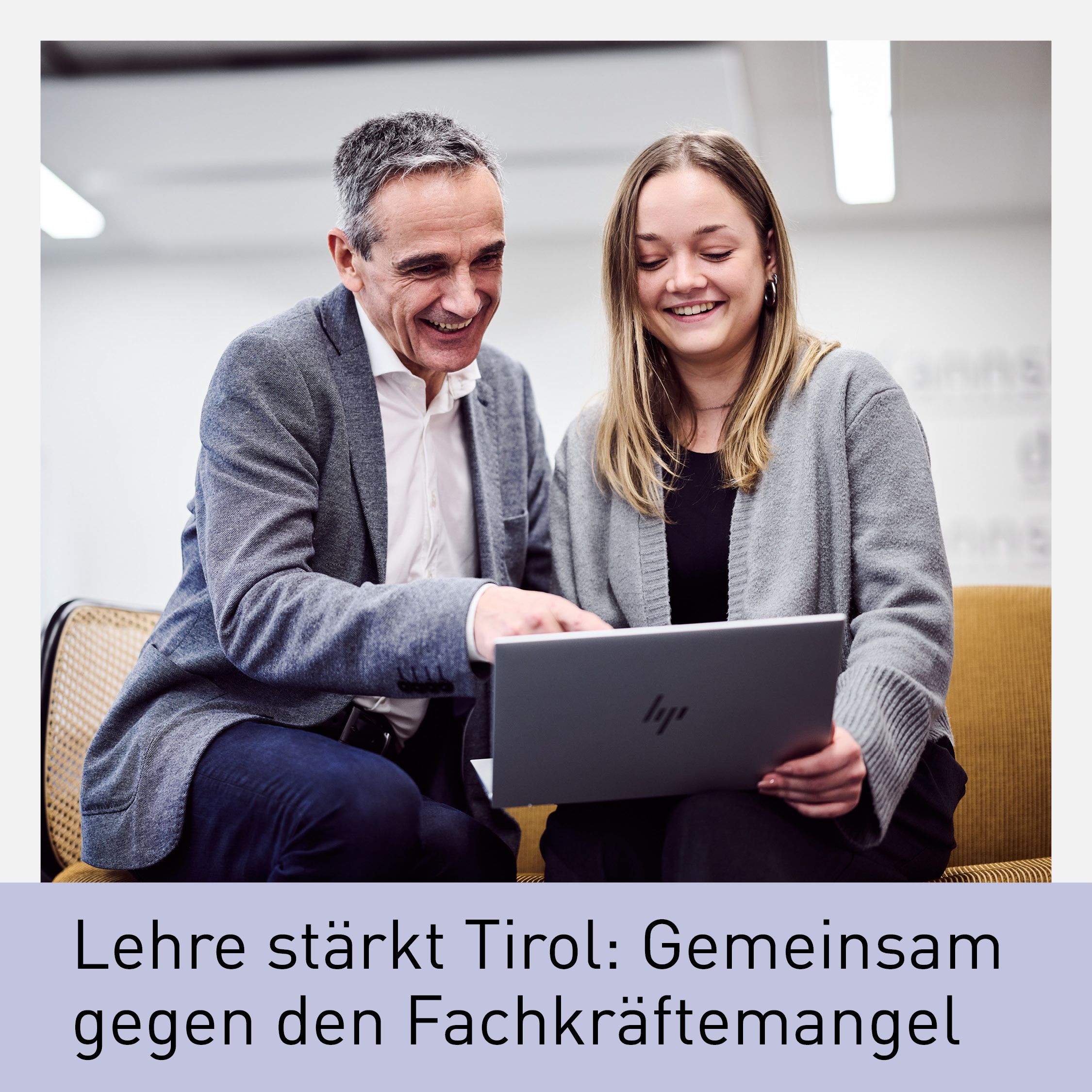 Ein männlicher Ausbilder und eine junge Frau arbeiten gemeinsam an einem Laptop. Überschrift: 'Lehre stärkt Tirol: Gemeinsam gegen den Fachkräftemangel'. Symbolbild für duale Ausbildung, Lehrlingsförderung und Fachkräftesicherung in Tirol.