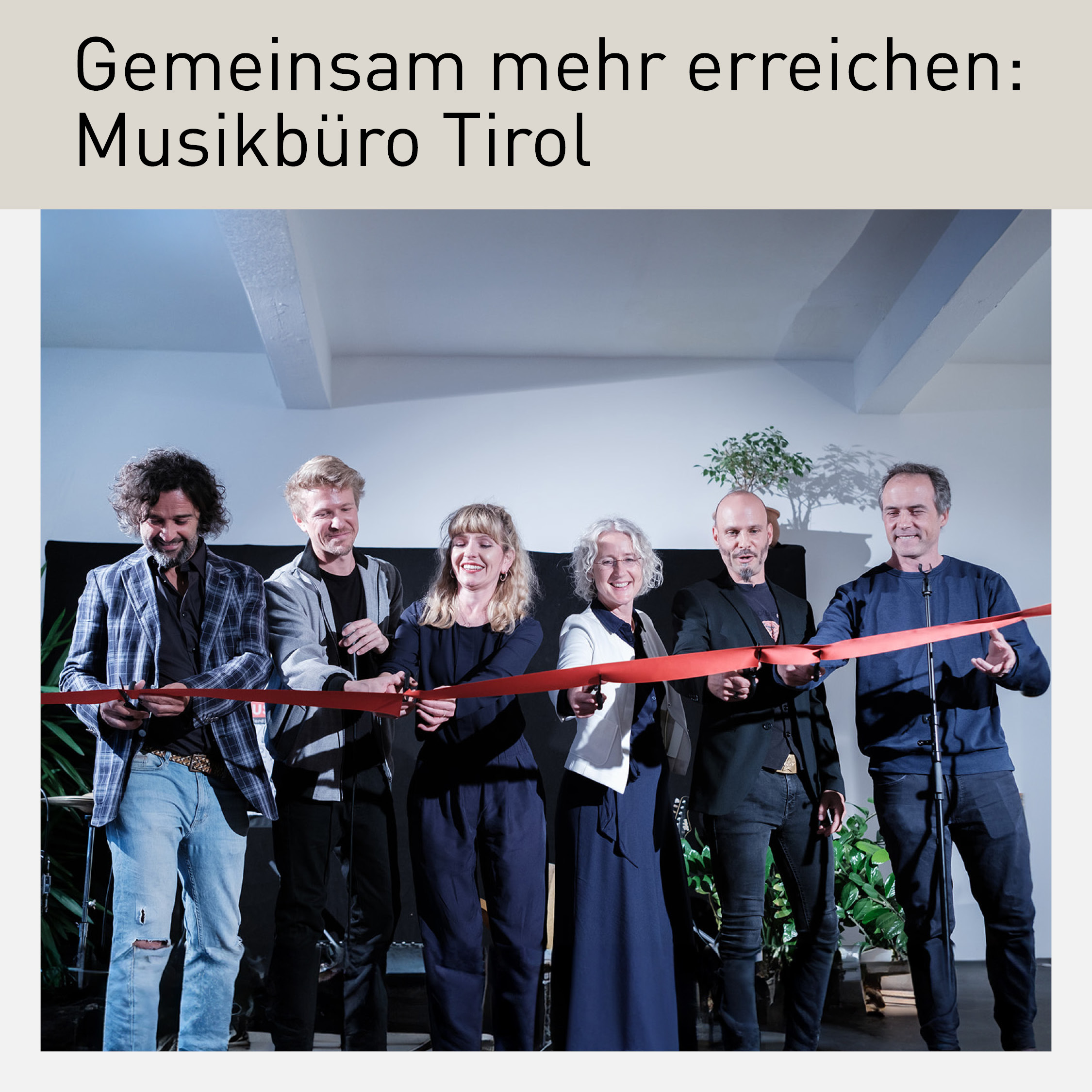 Eröffnung des Musikbüro Tirol: Sechs Personen beim feierlichen Durchschneiden eines roten Bandes, symbolisierend den Start der neuen Plattform für Musikschaffende in Tirol.