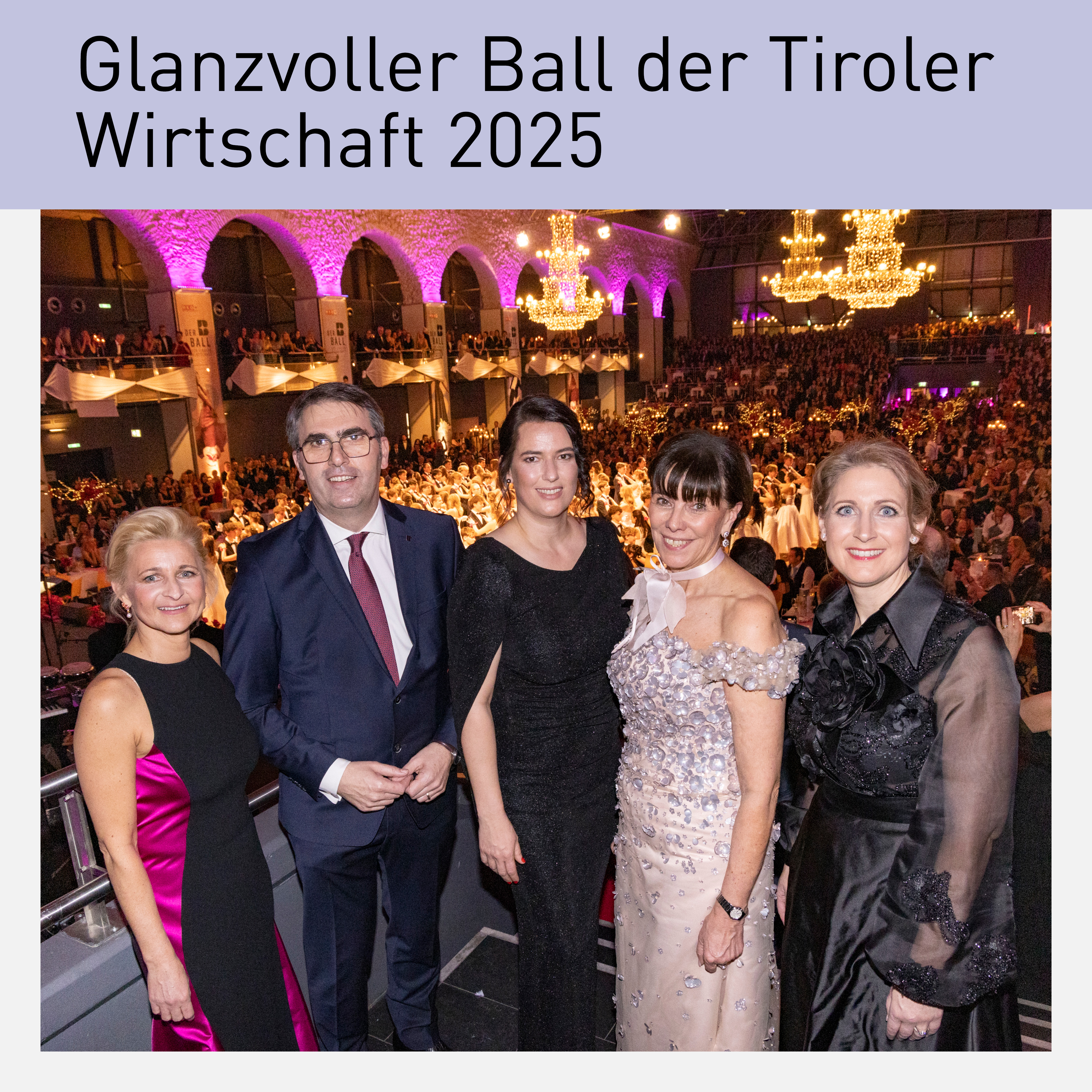 Präsidentin Barbara Thaler und weitere Mitglieder des Präsidiums der Wirtschaftskammer Tirol beim glanzvollen Ball der Tiroler Wirtschaft 2025 im Congress Innsbruck, festliche Atmosphäre mit strahlenden Kronleuchtern und zahlreichen Gästen im Hintergrund.