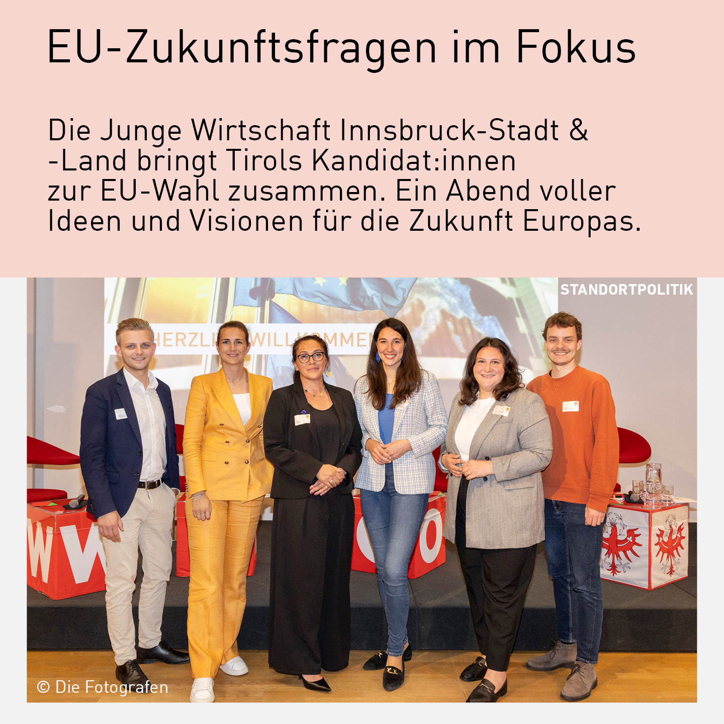 Gruppe von sechs Tiroler Kandidat zur EU-Wahl, die bei einer Podiumsdiskussion der Jungen Wirtschaft Innsbruck-Stadt & -Land stehen. Sie lächeln in die Kamera vor einem Hintergrund mit "Herzlich Willkommen" und WK Tirol-Logos.