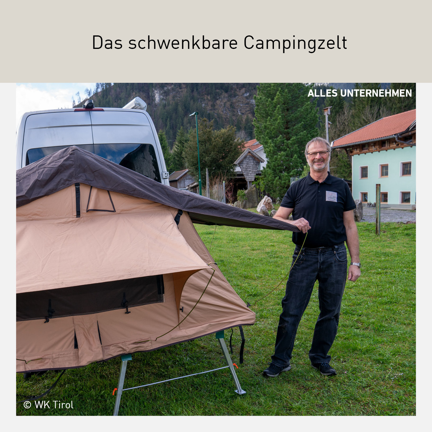 Das Bild zeigt einen Mann, der ein schwenkbares Campingzelt neben einem Reisemobil auf einer grünen Wiese in Oberpinswang im Bezirk Reutte aufstellt. Im Hintergrund sind ein Bauernhaus und bewaldete Hügel zu sehen
