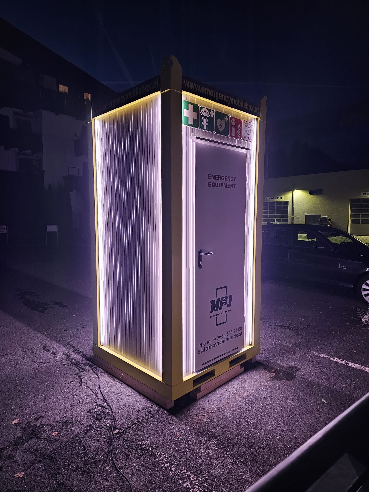 Emergency Mobile Box bei Nacht