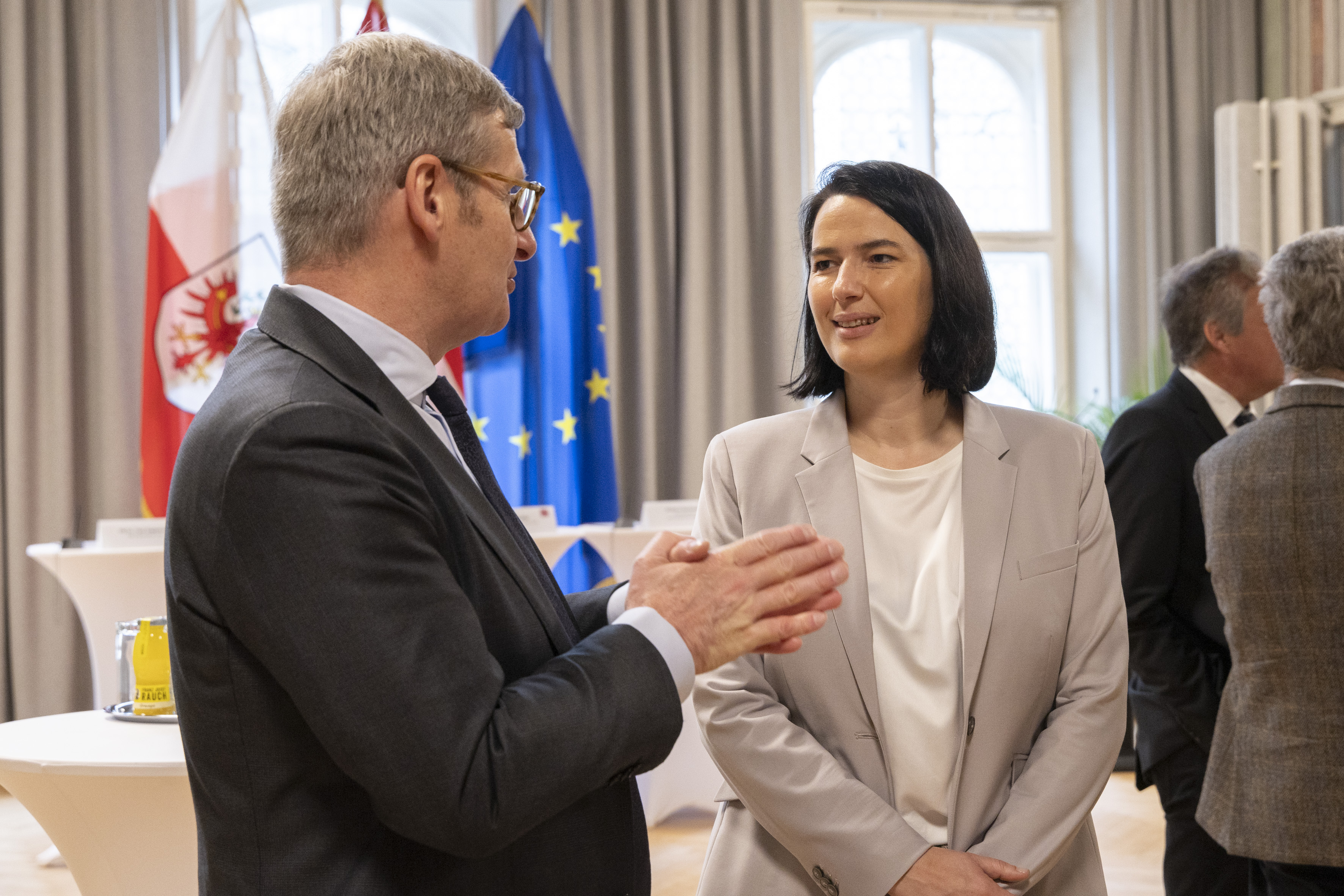 WK-Präsidentin  Barbara Thaler im Austausch mit Andreas Beckmann, dem Generalsekretär der Anerkannten Europäischen Schulen.