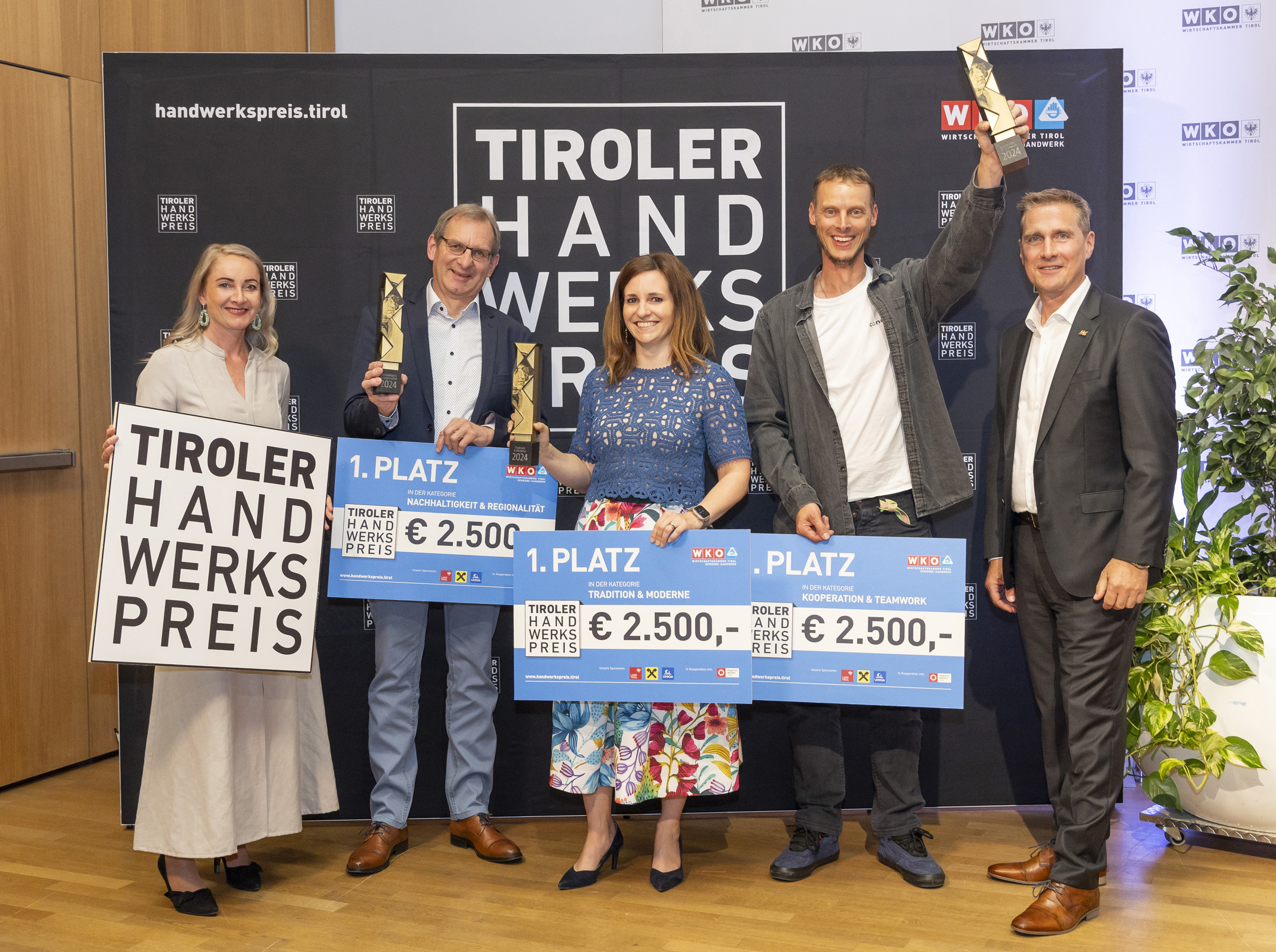 Spartenobmann Franz Jirka (r.) und Spartengeschäftsführerin Karolina Holaus (l.) gratulierten den Gewinner:innen des „Goldenen Max“ beim Tiroler Handwerkspreis 2024 (v.l.): Peter Bucher (Platten-Manufaktur Bucher aus Fieberbrunn, Kategorie Nachhaltigkeit & Regionalität), Nadine Dagn-Reitsamer (Hermann Dagn GmbH aus Kössen, Kategorie Tradition & Moderne) und Roman Astleitner (fancy concrete GmbH aus Wörgl, Kategorie „Teamwork & Kooperation“).