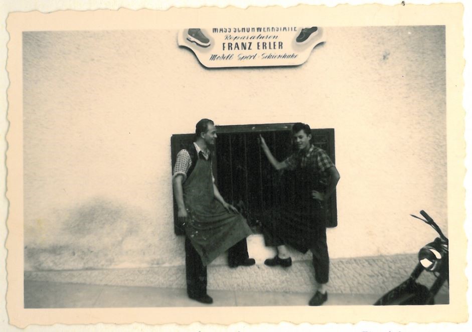 Franz Erler sen. mit seinem ersten Lehrling, Max Streiter im Jahr 1954. In Fritzens hat er damals sein erstes Geschäft eröffnet, direkt am Bahnhof, wo reger Kundenkontakt herrschte. In den letzten 70 Jahren ist das Unternehmen stetig gewachsen.