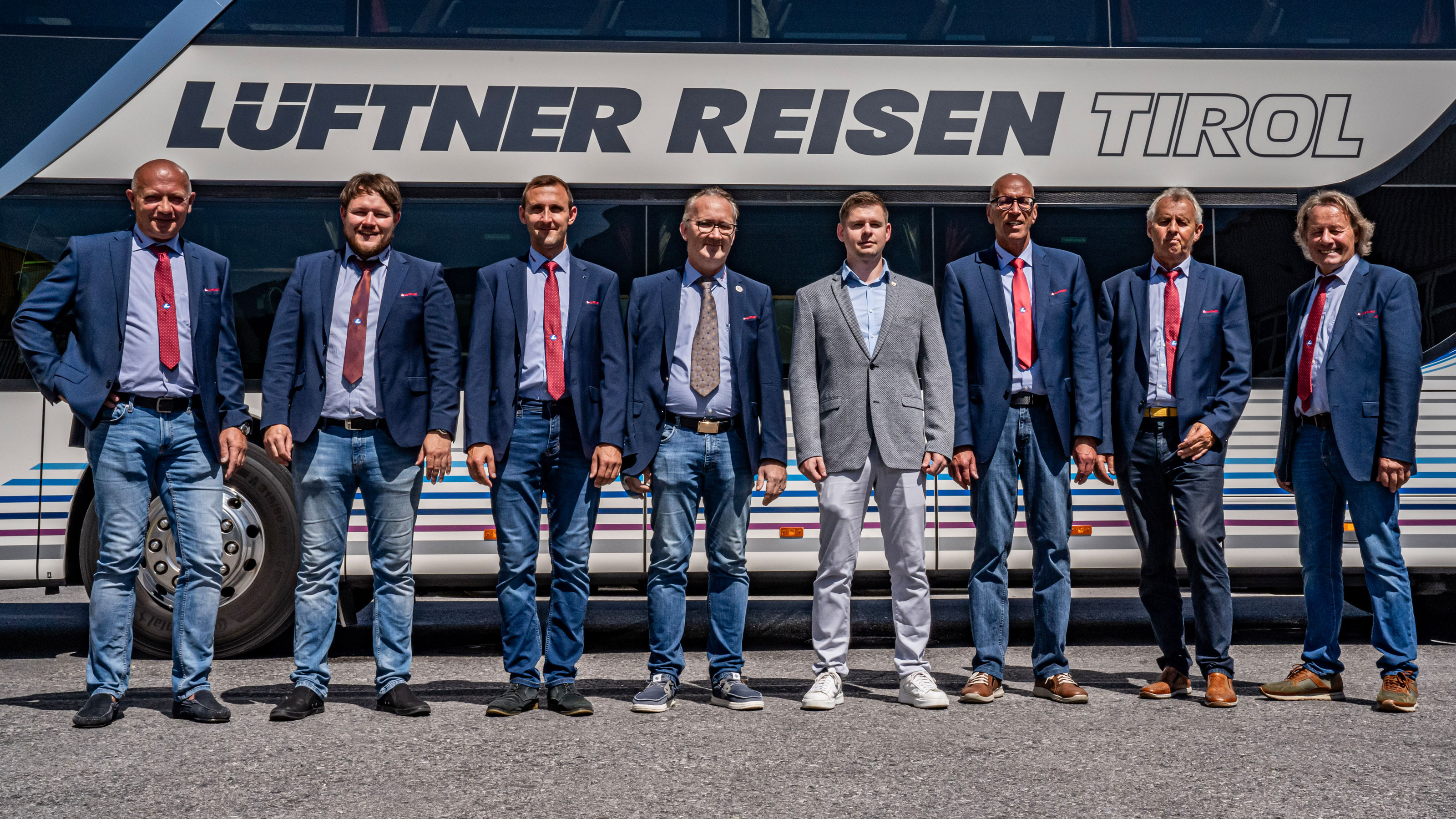 Gruppenfoto Busfahrer und Lukas Lüftner