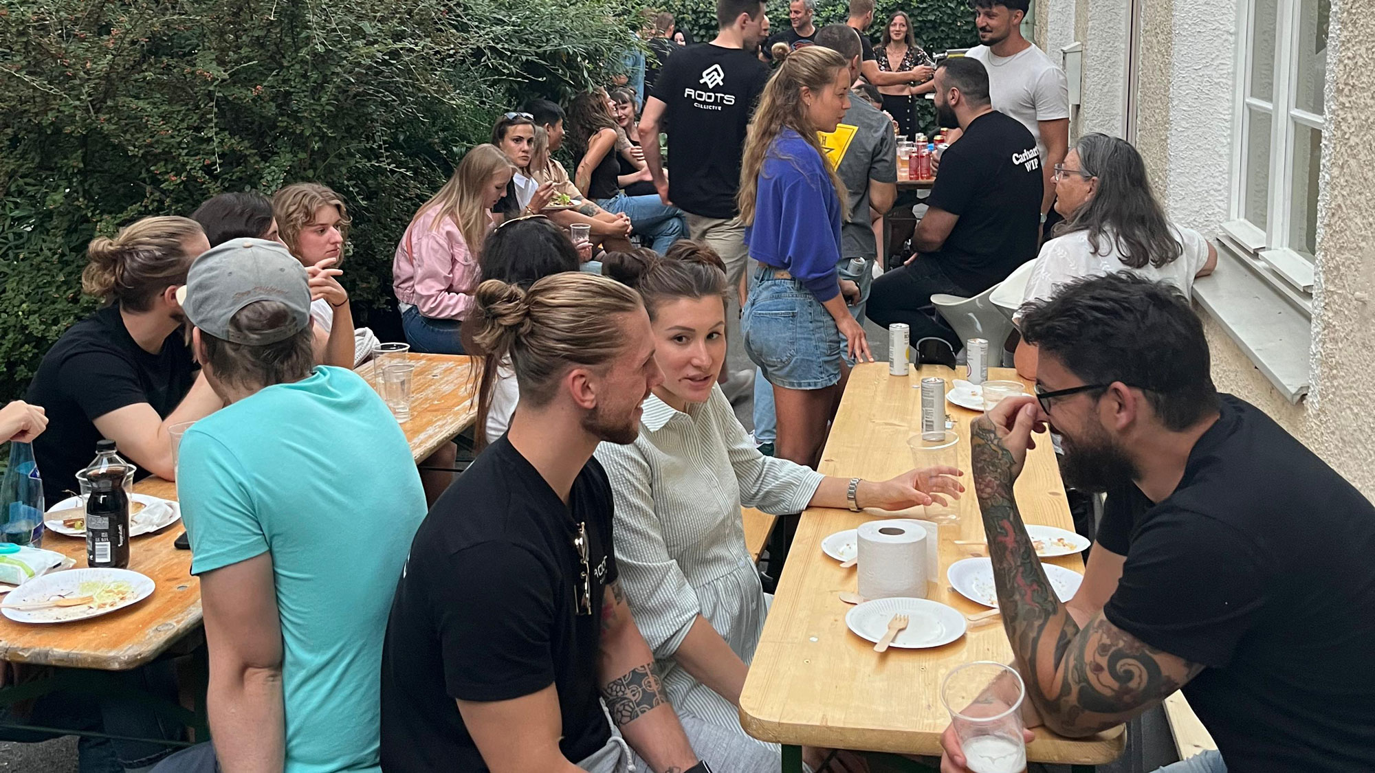 m Sommer treffen sich Sportbegeisterte regelmä-ßig auf der Terrasse des Roots Collective und wach-sen zu einer Gemeinschaft zusammen. 