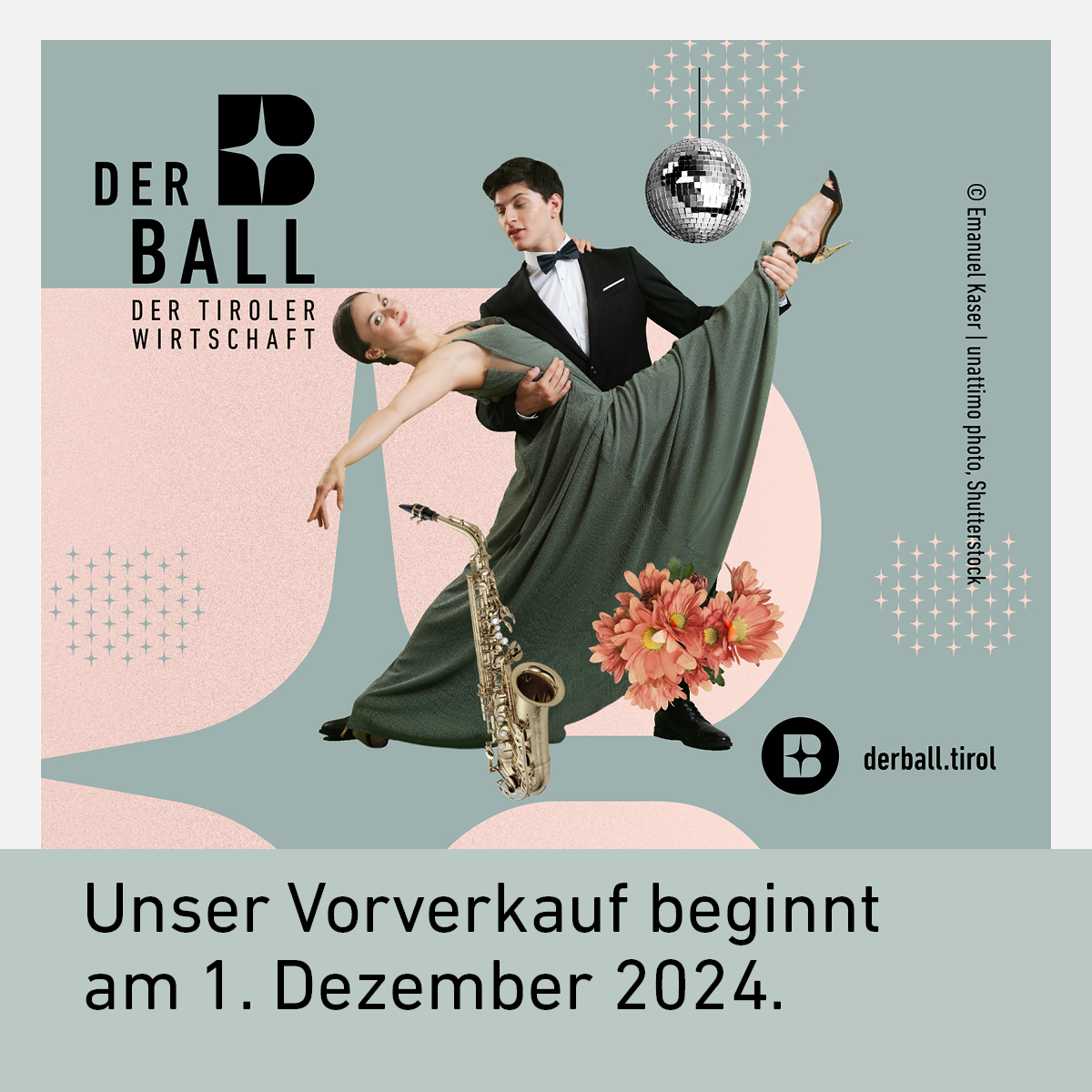 Ein elegantes Tanzpaar in Abendgarderobe, umgeben von stilvollen Grafikelementen wie einer Discokugel, einem Saxophon und Blumen. Moderner Look für den Ball der Tiroler Wirtschaft 2025, Vorverkaufsankündigung für den 1. Dezember 2024.