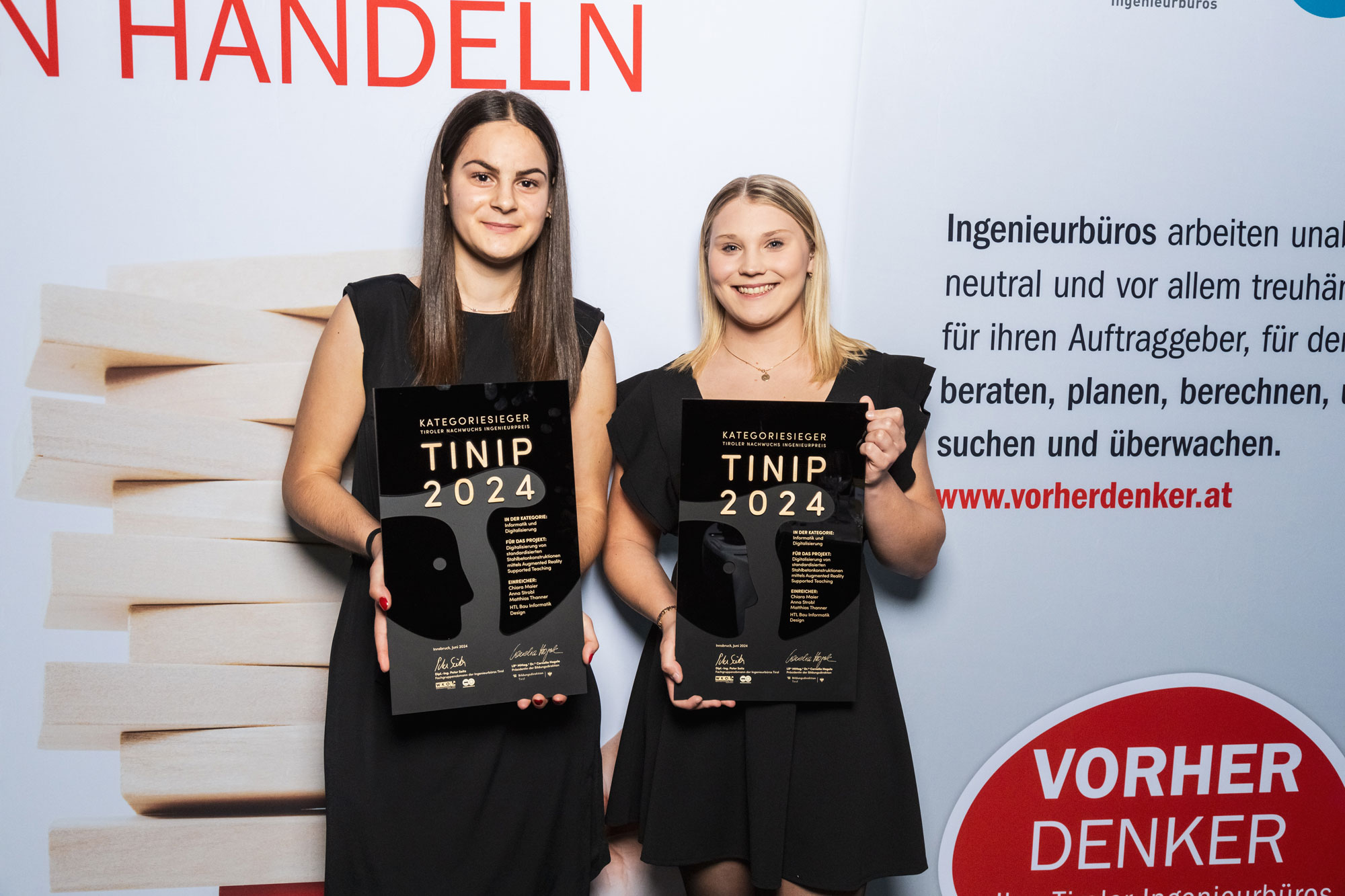 TINIP 2024 - Kategoriesieger "Informatik und Digitalisierung": Chiara Maier und Anna Strobl (r.) von der HTBLVA Trenkwalderstraße in Innsbruck.