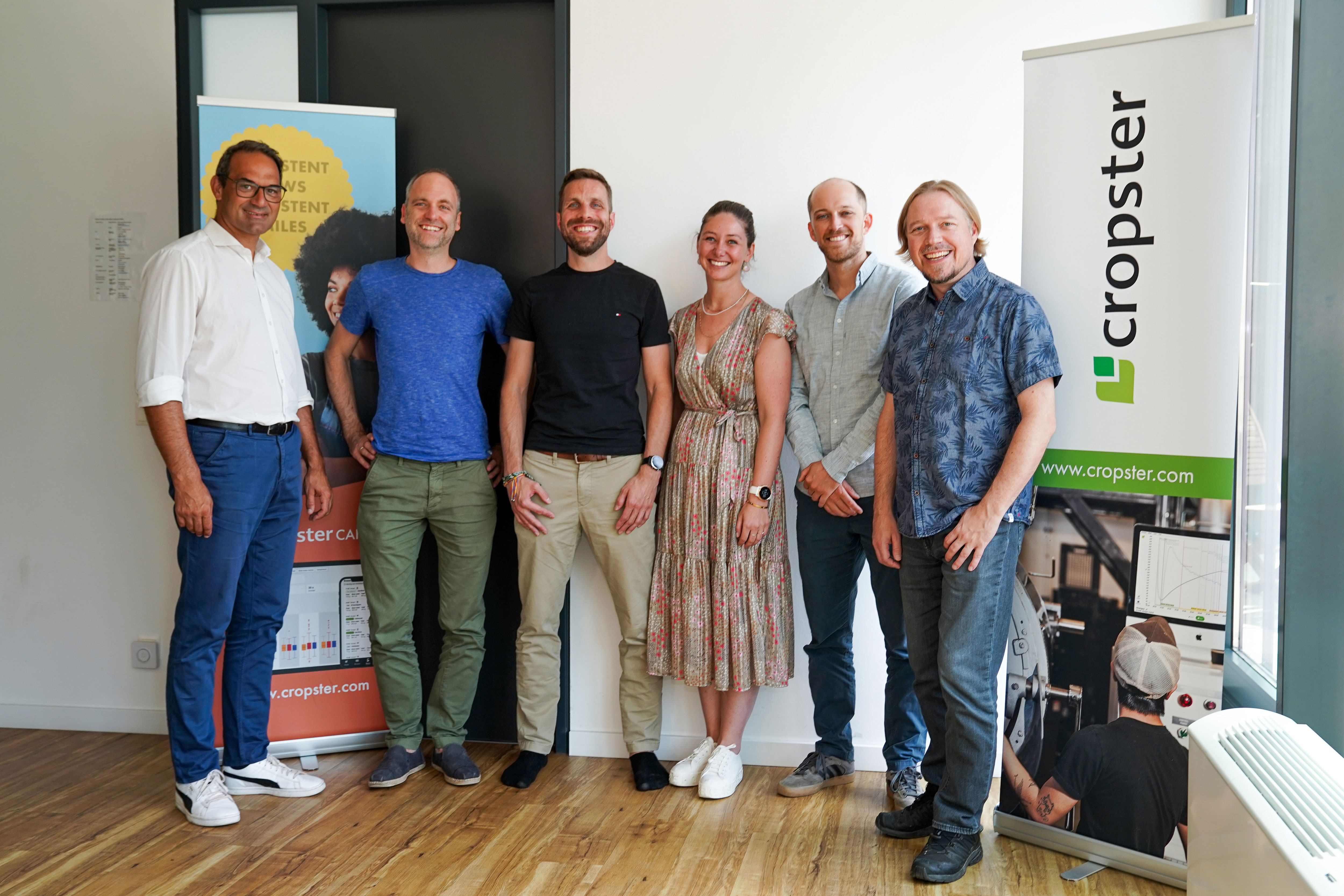 Betriebsbesuch beim Exportpreisgewinner 2023. WK-Präsident Christoph Walser (l.) mit dem CropsterTeam: Andreas Idl, Martin Wiesinger, Andrea Bodner, Jonas Sutter und Norbert Niederhauser