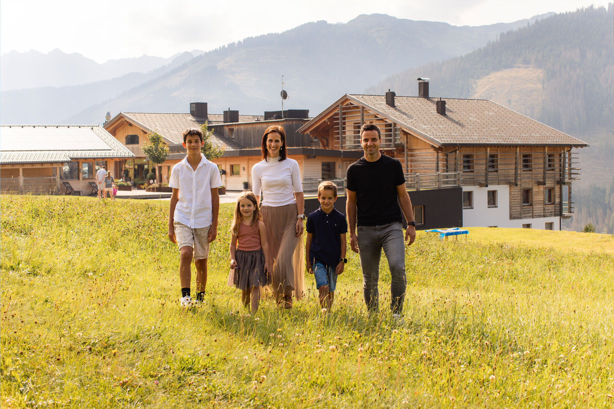 WK-Präsidentin Barbara Thaler fachsimpelt mit Hotelier Gerhard Scherer über die Tourismusregion Osttirol.