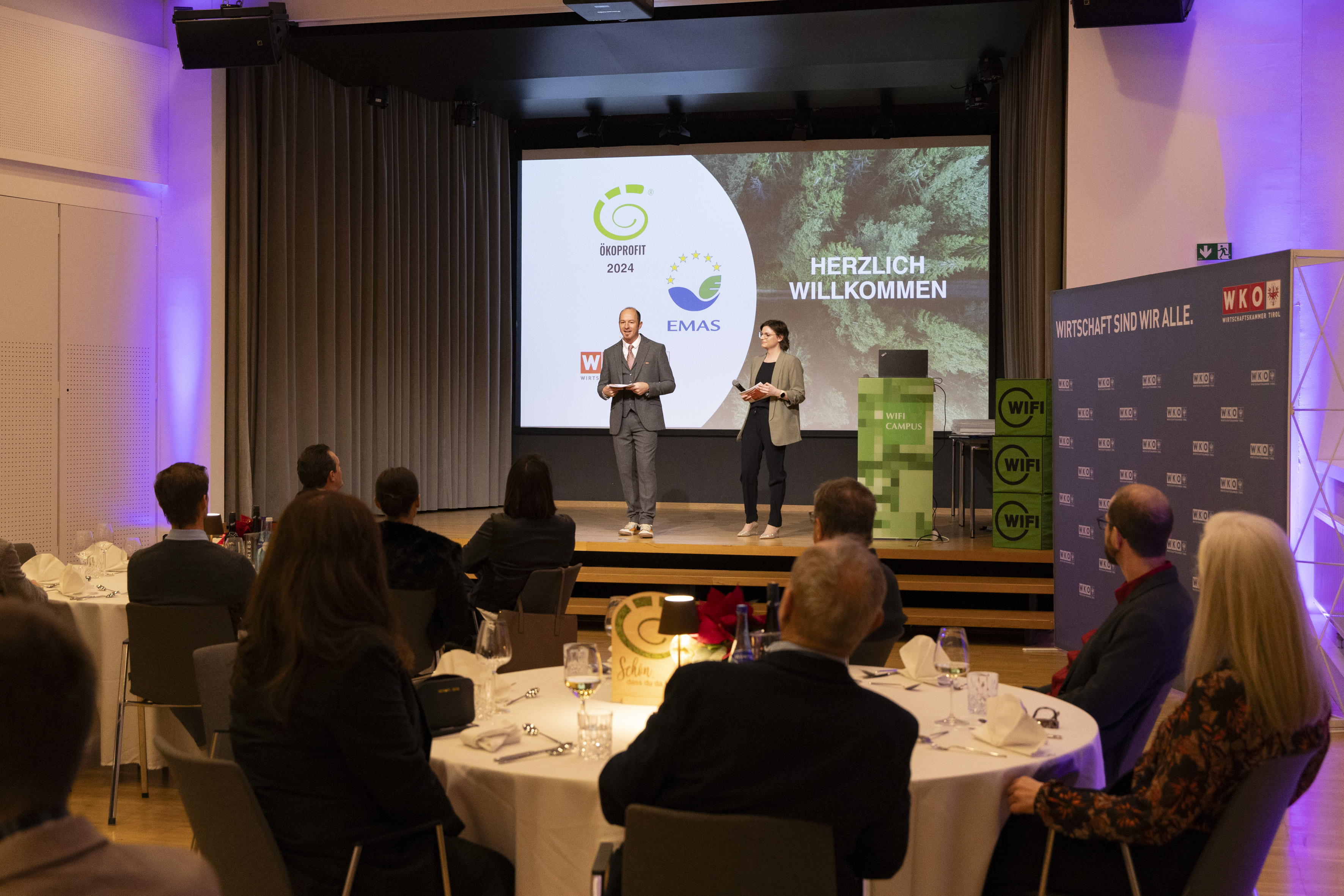 Lukas Kocher und Sandra Sauperl von der WK Tirol bedankten sich bei der Zertifikatsverleihung für das ökologische Engagement der Tiroler Vorreiterbetriebe. 