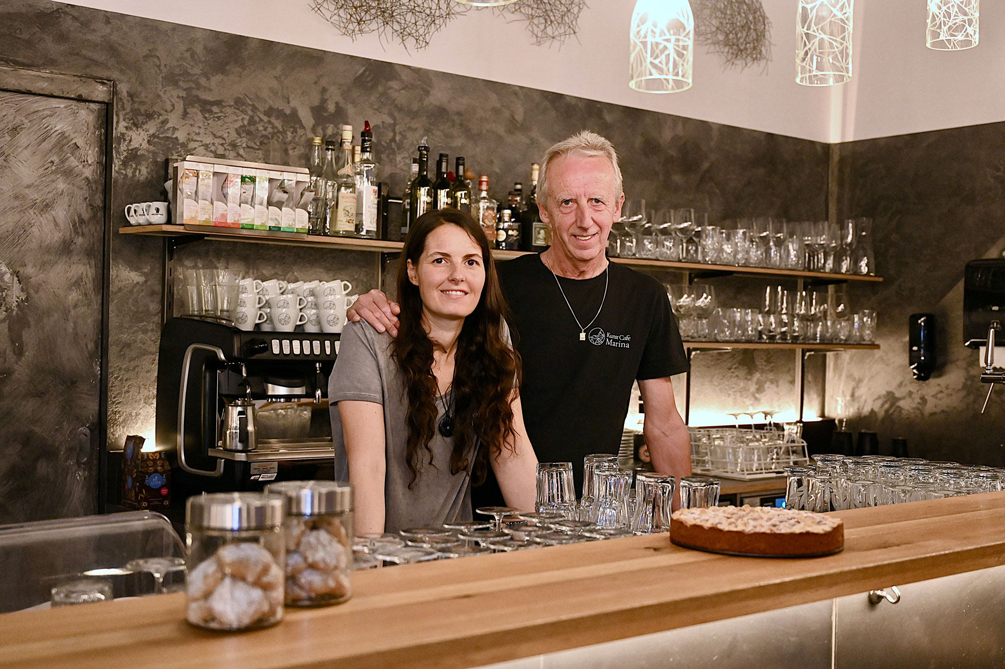 Marina Hanser und Christian Mair führen zusammen das Kunst Café Marina in Kramsach. Bei ihnen sind sowohl Kaffeebegeisterte, sowie Kunstbegeisterte willkommen.