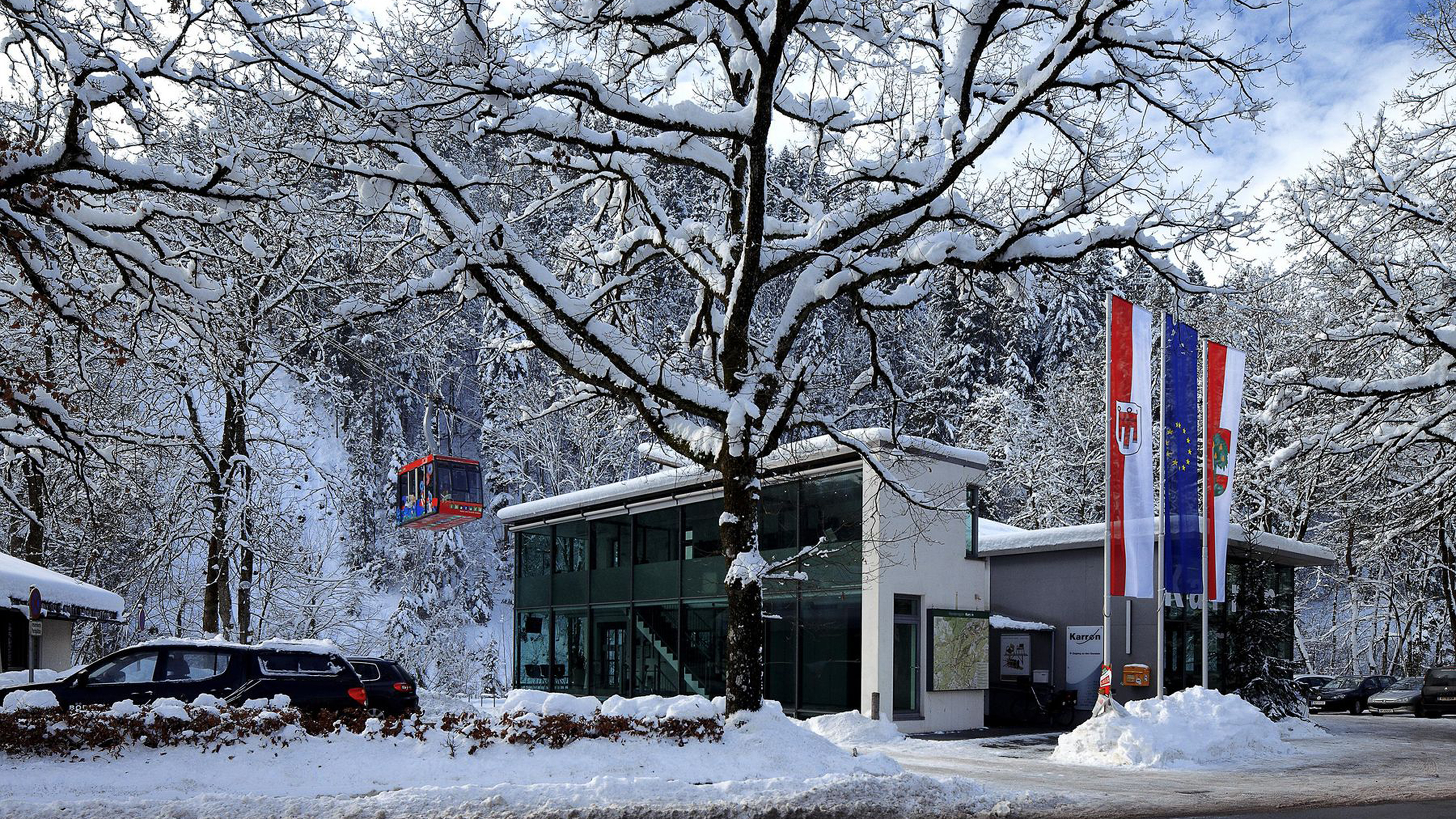 Seilbahn, Seilbahn-Station und verschneite Landschaft