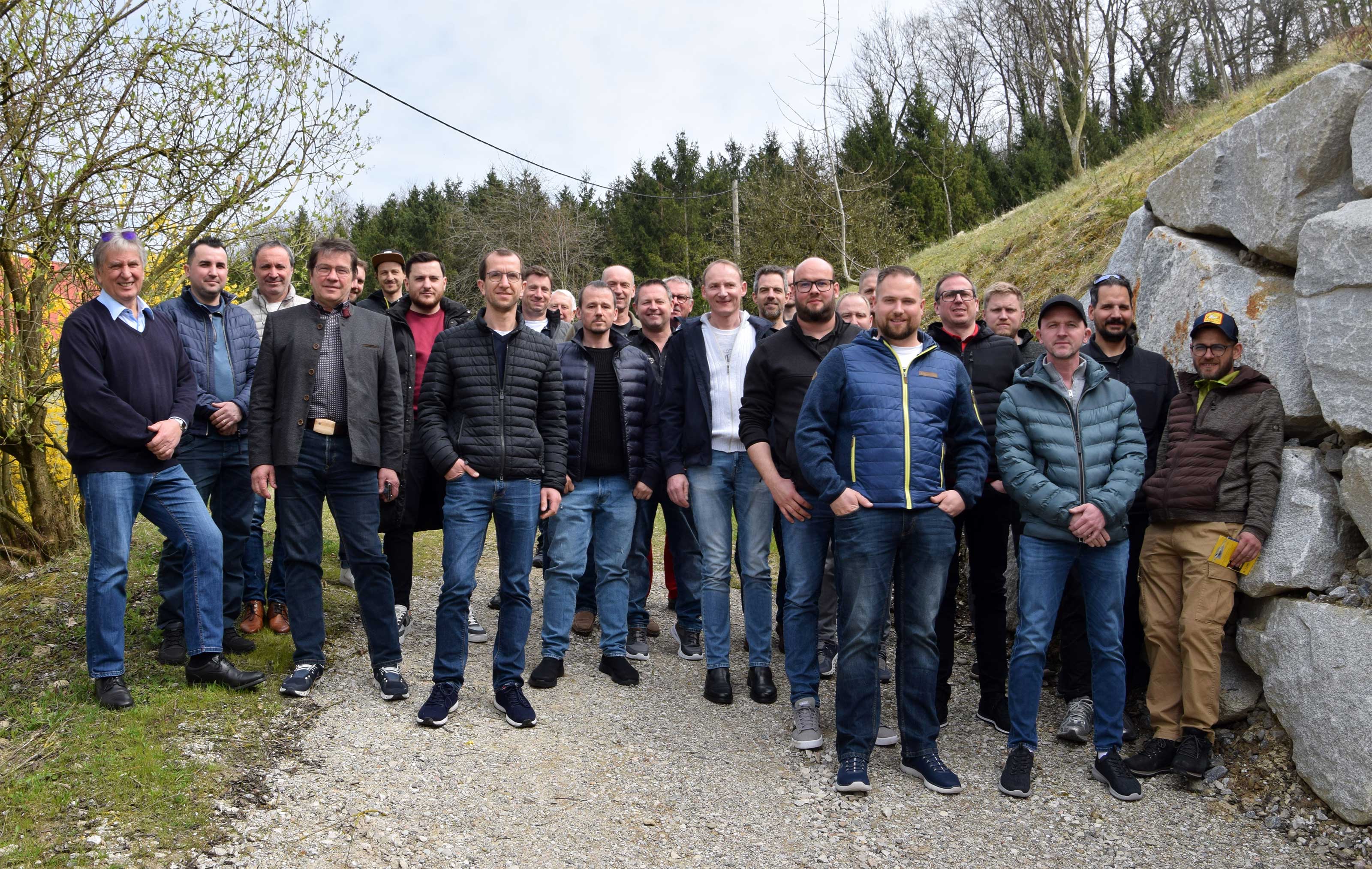 Gruppenbild der Teilnehmer der Dellentechniker-Fachveranstaltung der Bundesinnung der Fahrzeugtechnik und der Re-Zertifizierungsprüfung für Dellentechniker.