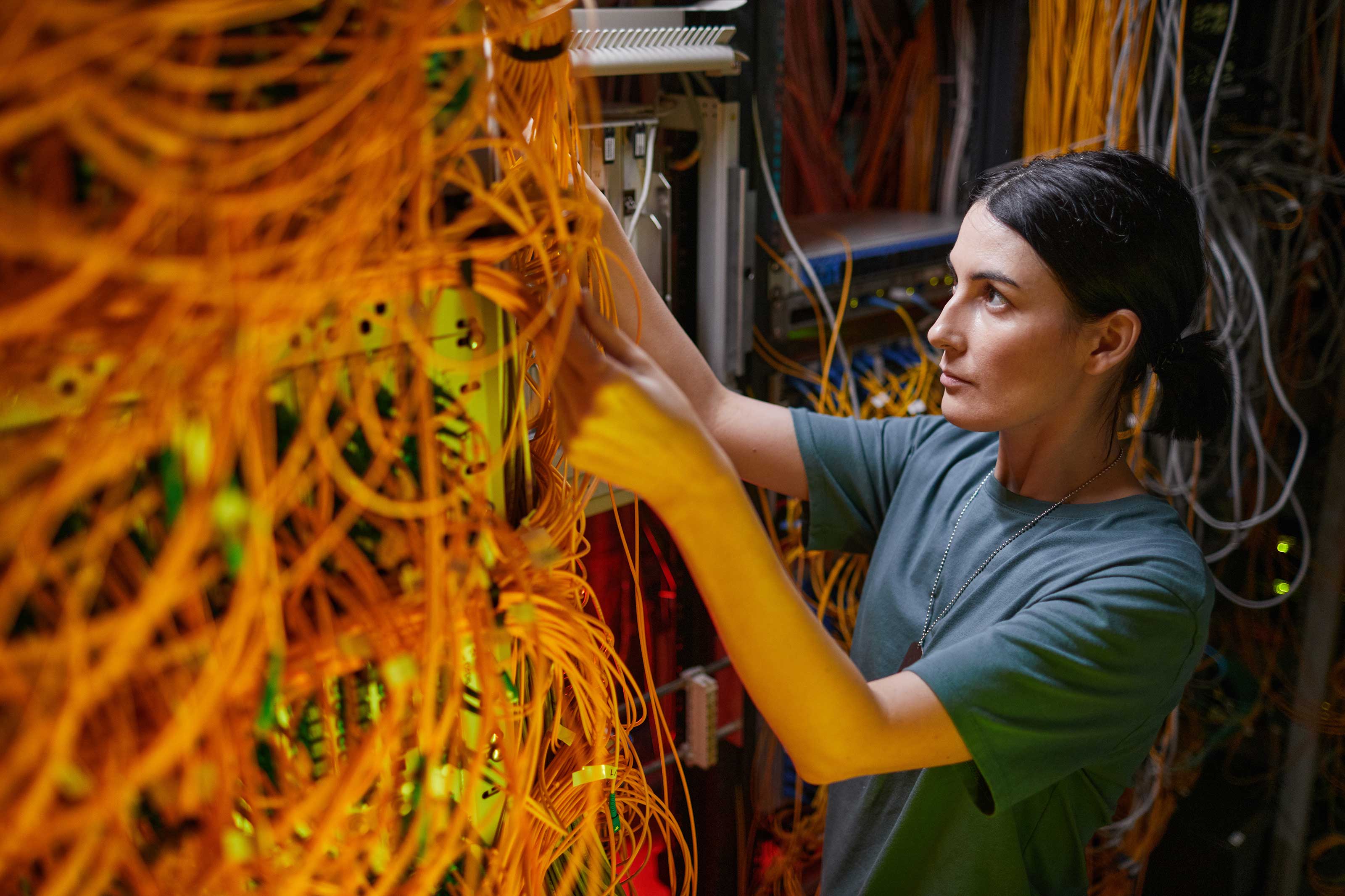 Netzwerktechnikerin bei der Verlegung von Kabeln