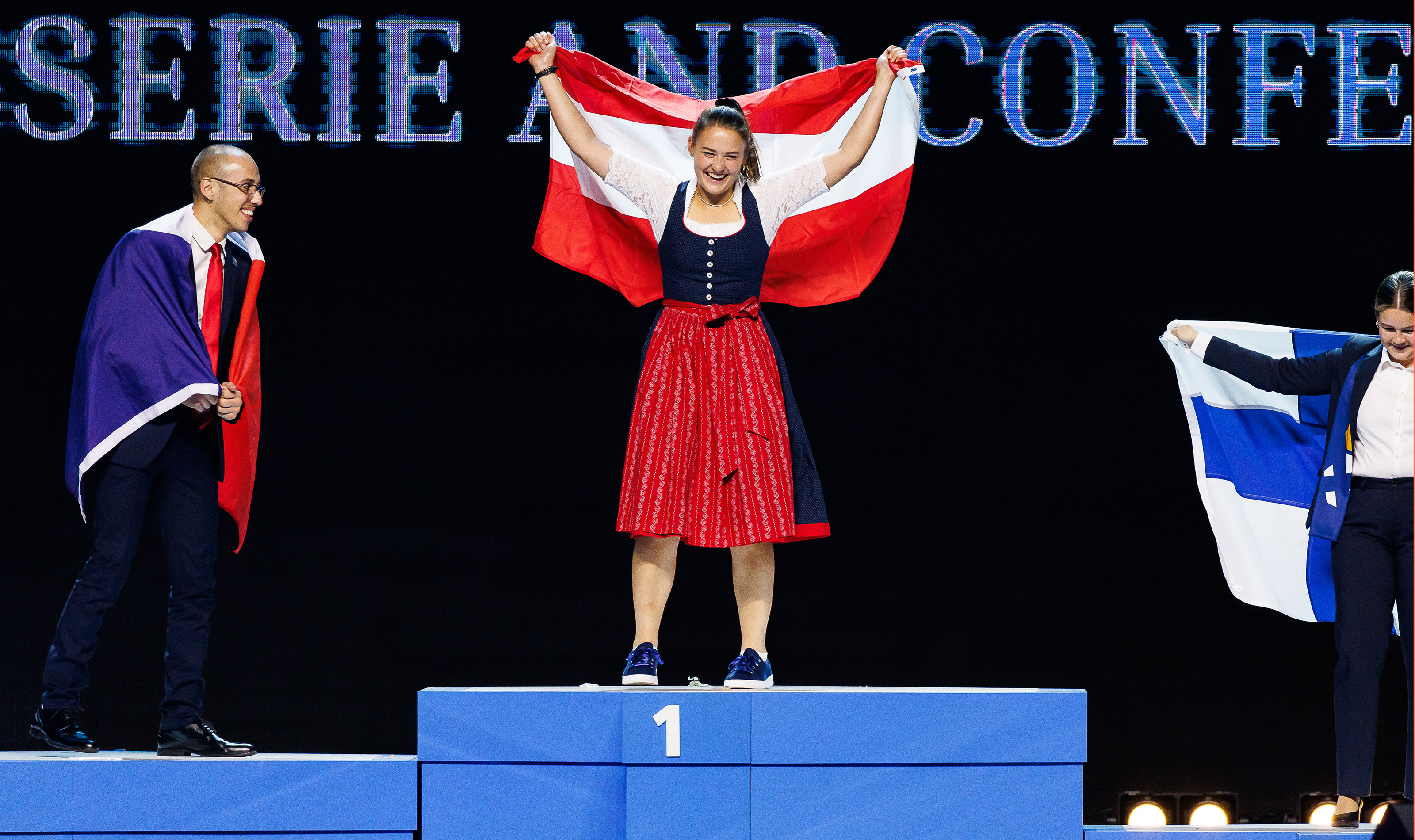 Die Godmedailliengewinnerin im Handwerk Konditor Anna Saurer bei der Siegereherung bei den EuroSkills 2023