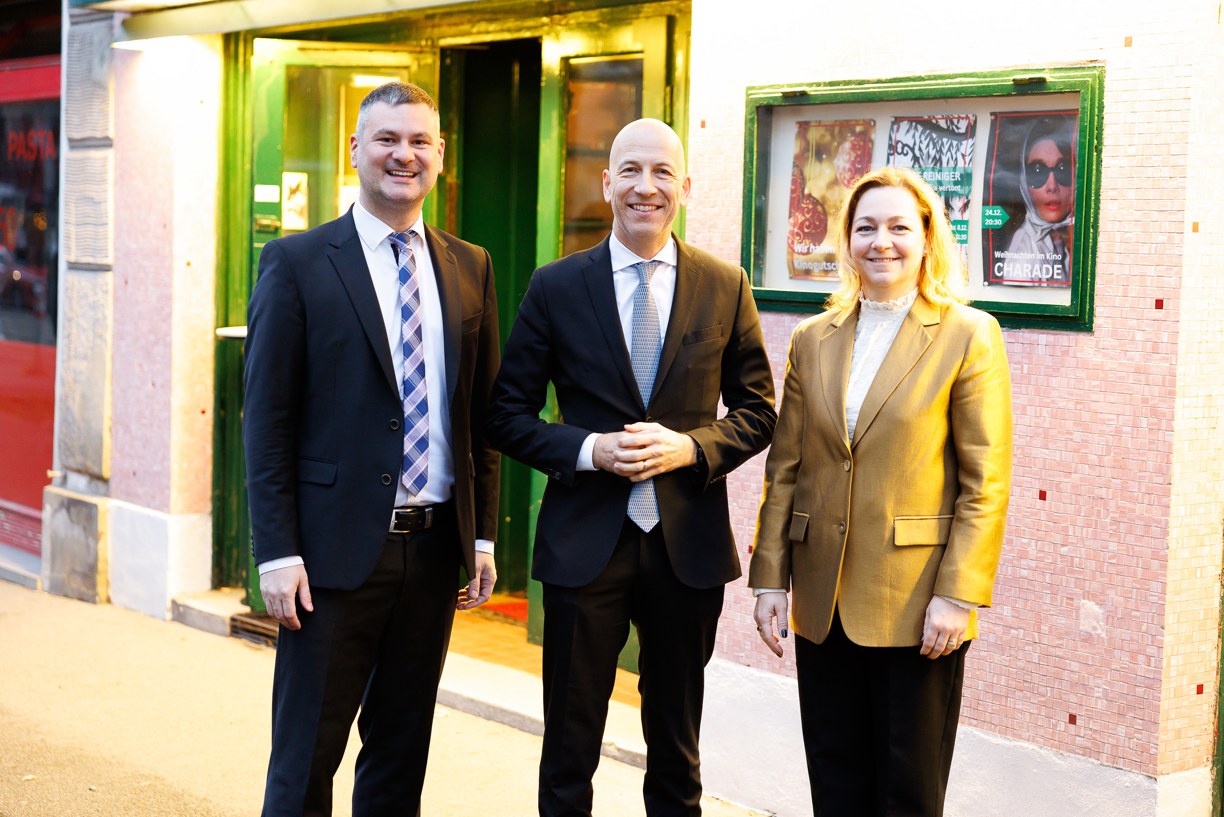 BO Andreas Eisenbock mit Bundesminister Martin Kocher und BOP Anita Stadlmann vor den Breitenseer Lichtspielen