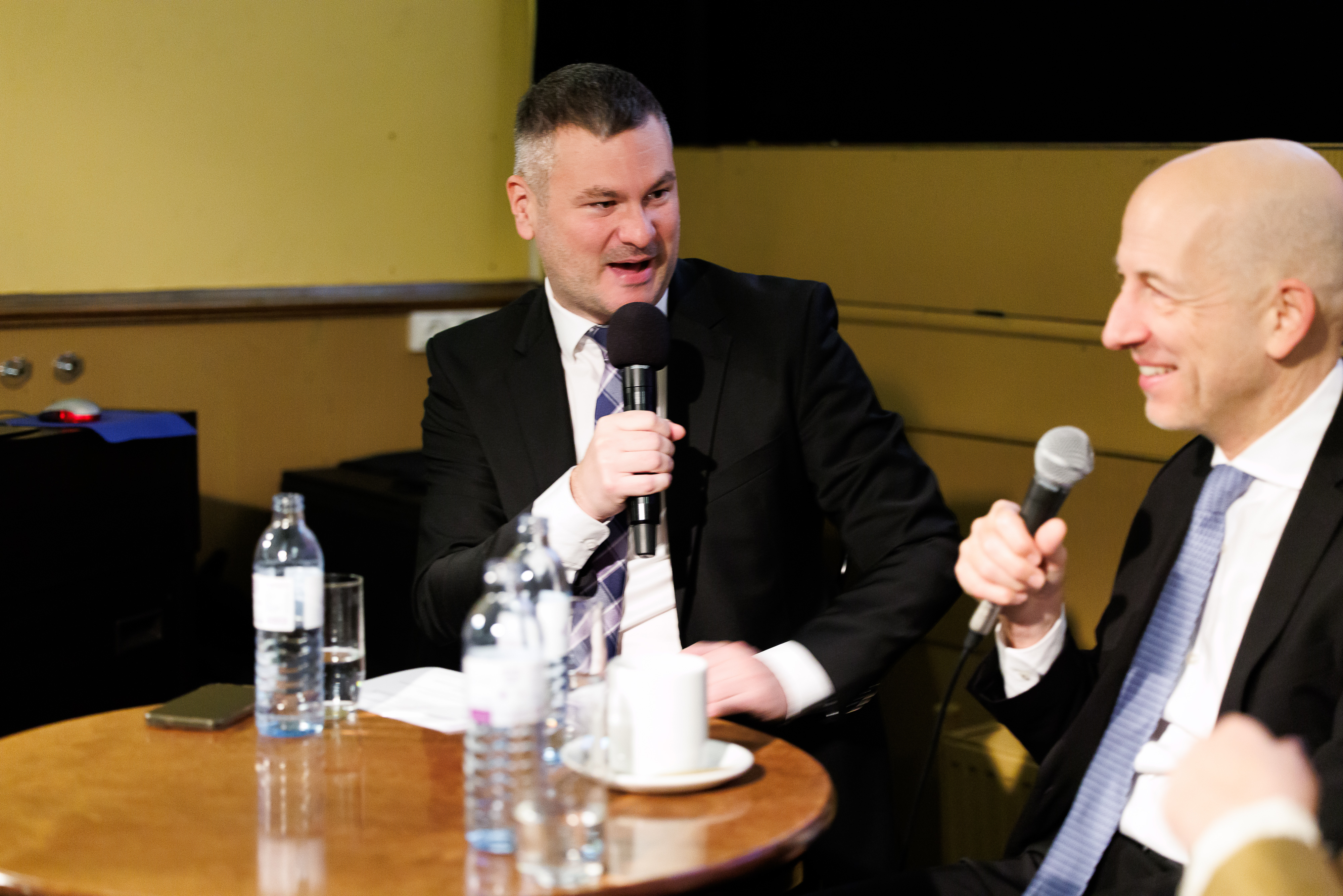 BO Andreas Eisenbock mit Bundesminister Martin Kocher im Gespräch