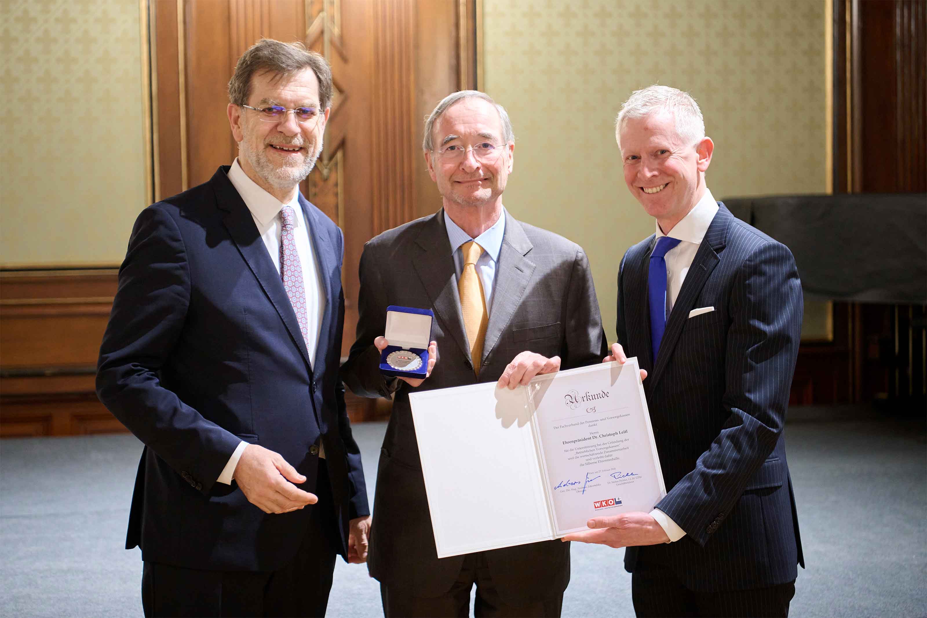 Gruppenbild mit Mag. Andreas Zakostelsky, Obmann des FV der Pensions- und Vorsorgekassen, Dr. Christoph Leitl, Ehrenpräsident der Wirtschaftskammer, Dr. Stefan Pichler, Geschäftsführer des FV der Pensions- und Vorsorgekassen