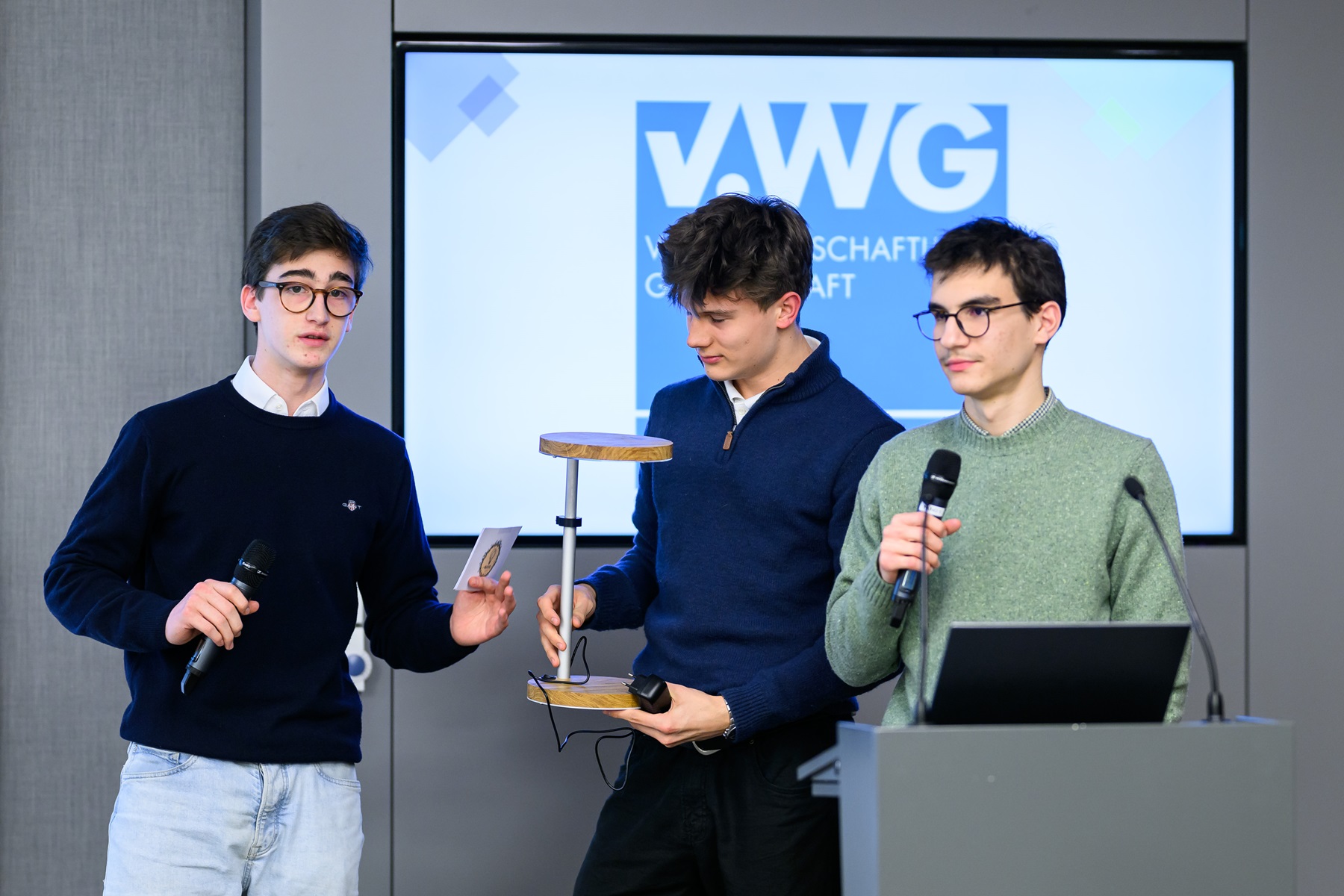 Drei Schüler auf Podium