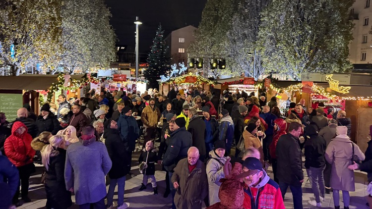 Menschenmenge am Christkindlmarkt