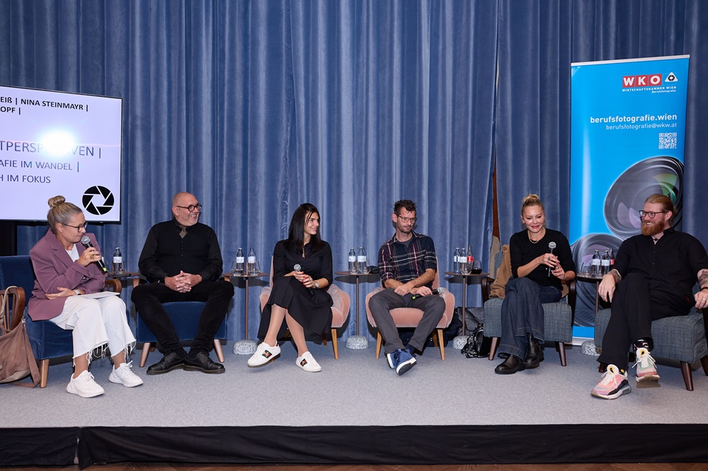 Fünf Personen bei einer Podiumsdiskussion