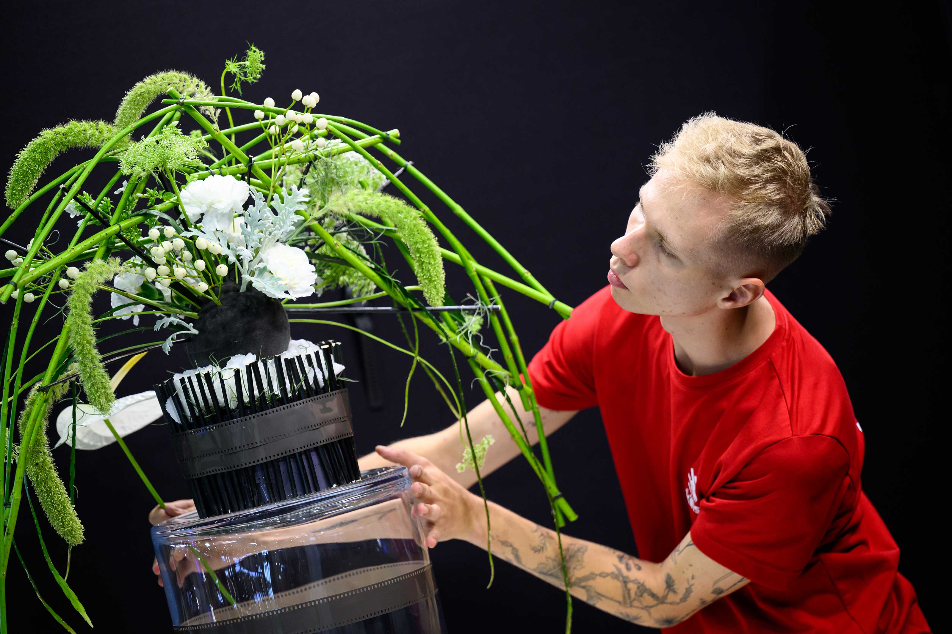 Manuel Bender während des Wettbewerbs im Beruf Floristik bei den WorldSkills 2024