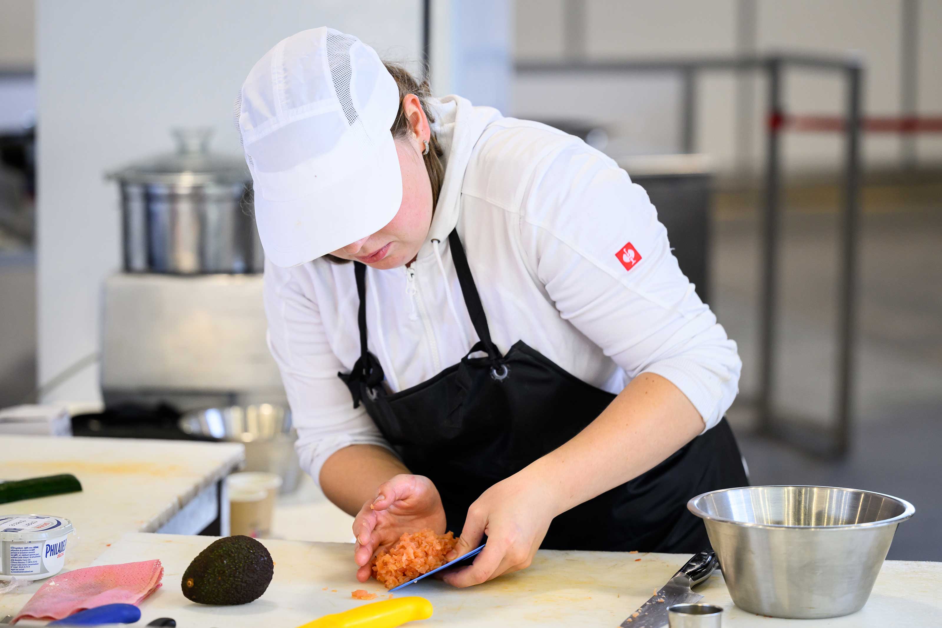 Simone Tieber bei den WorldSkills 2024 während des Wettbewerbs im Beruf Fleischer