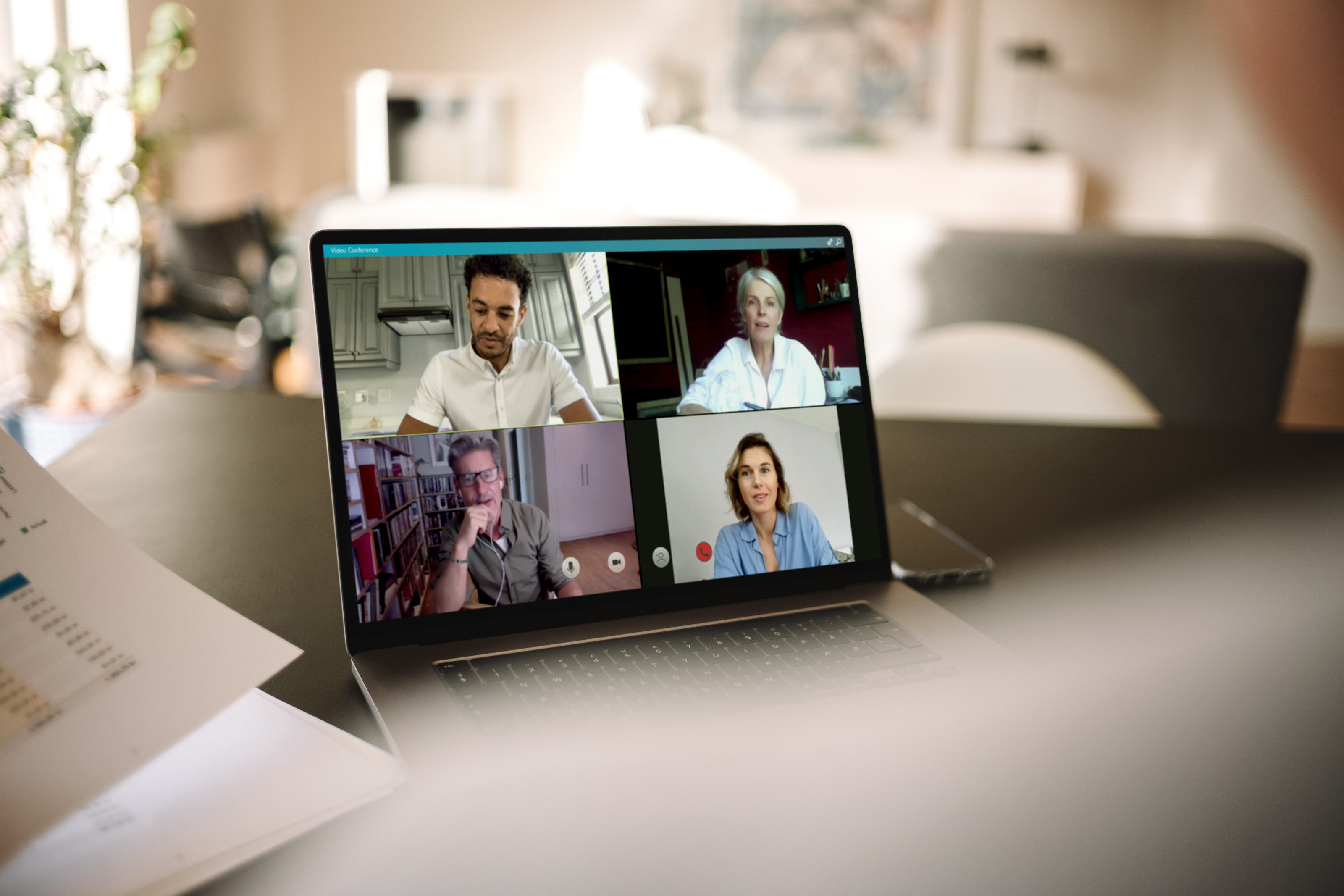 Laptopbildschirm mit vier Personen auf dem Monitor